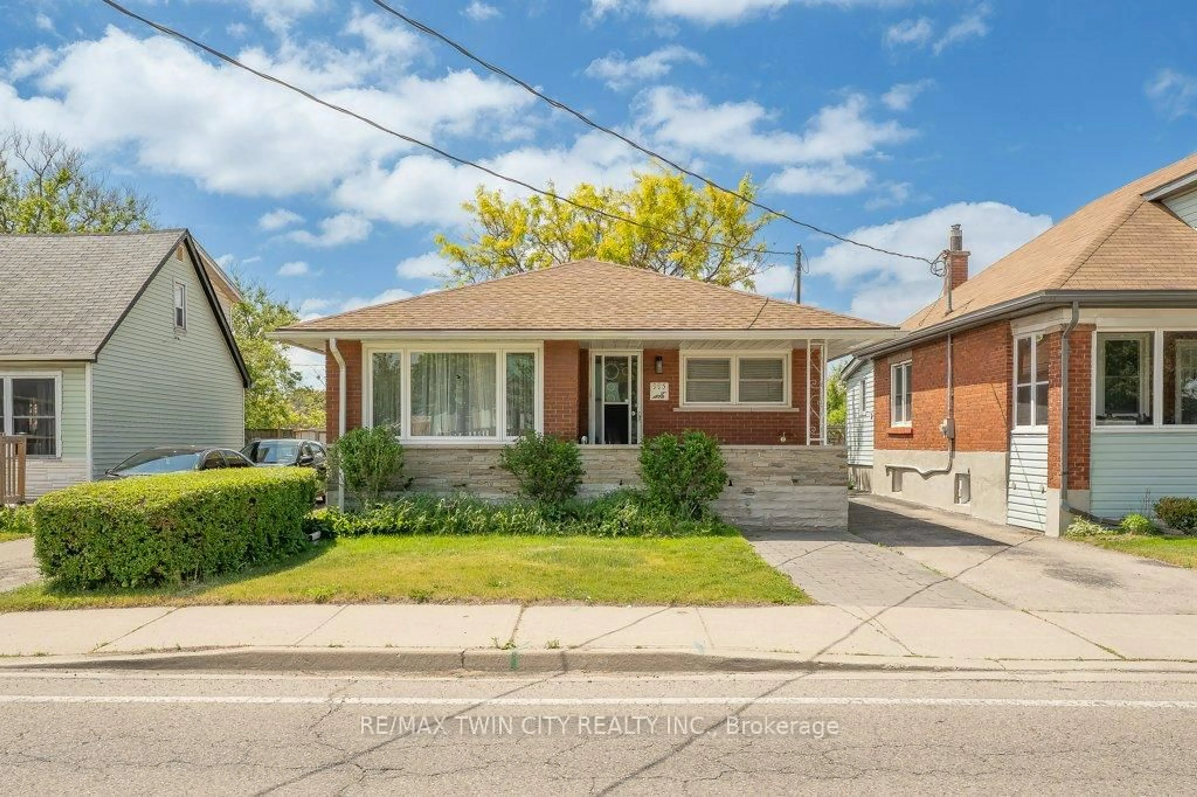 Home with brick exterior material, street for 995 Weber St, Kitchener Ontario N2A 1B4