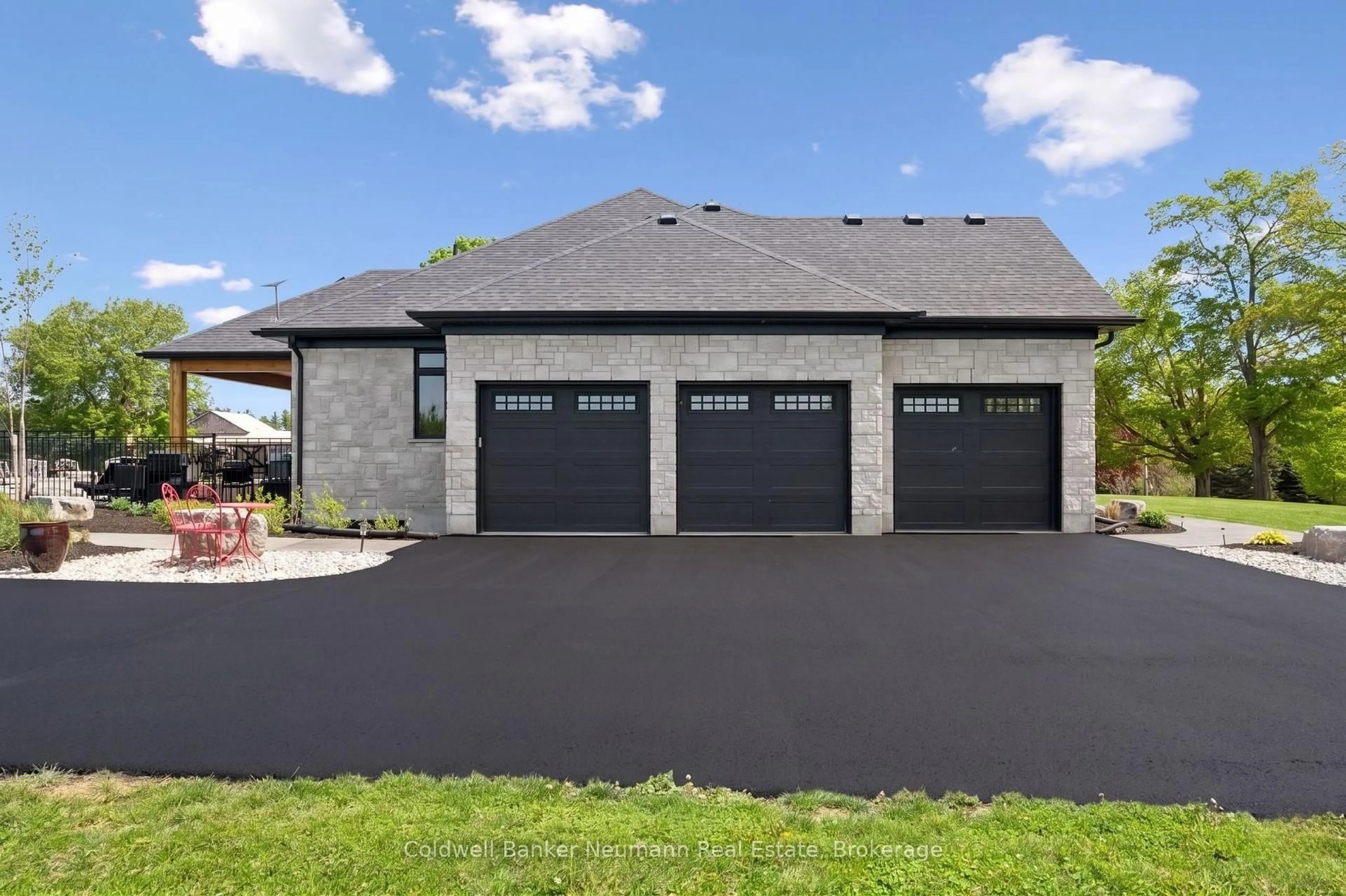 Indoor garage for 5523 Fourth Line, Guelph/Eramosa Ontario N0B 2K0