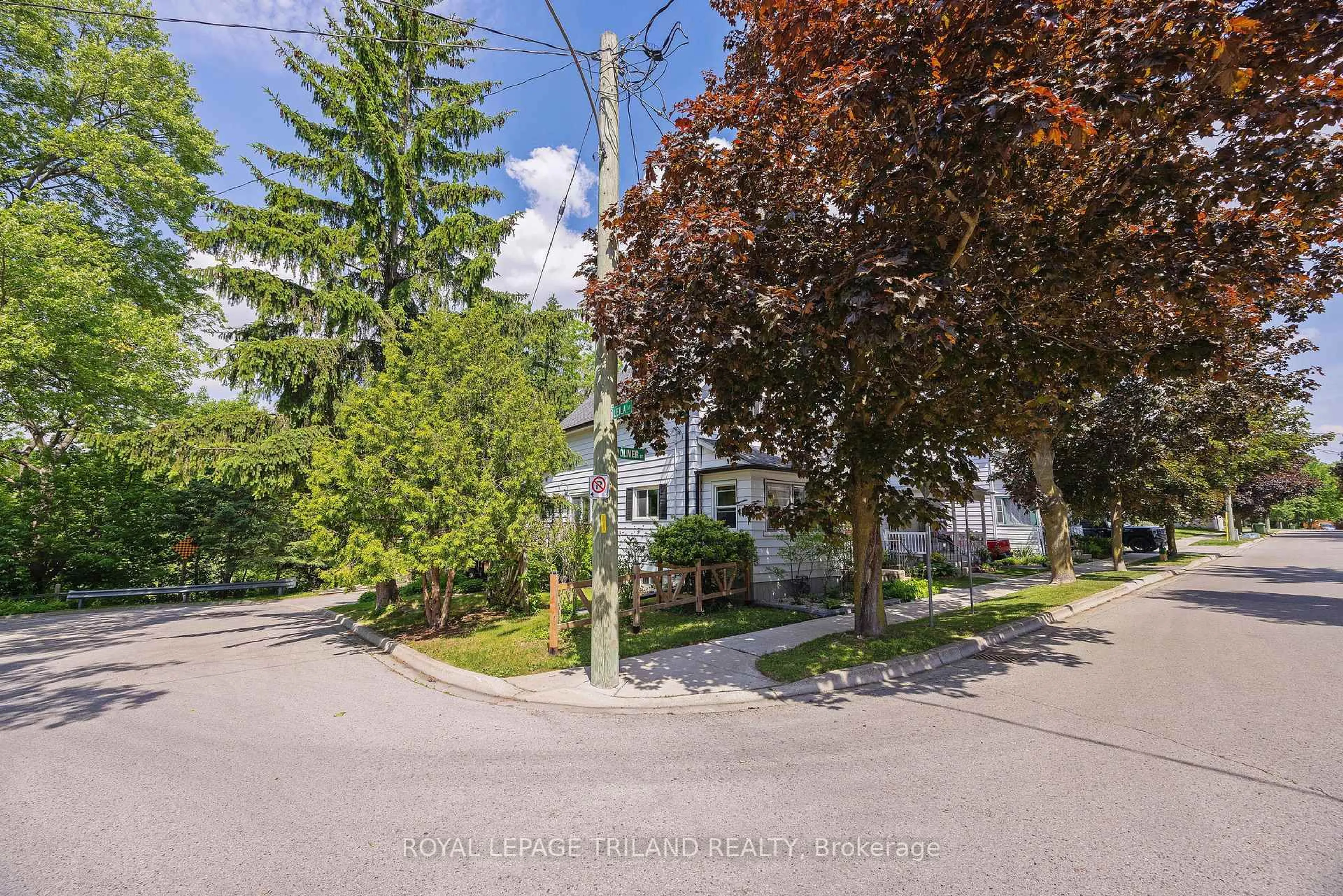 A pic from outside/outdoor area/front of a property/back of a property/a pic from drone, street for 29 OLIVER St, St. Thomas Ontario N5R 3X3