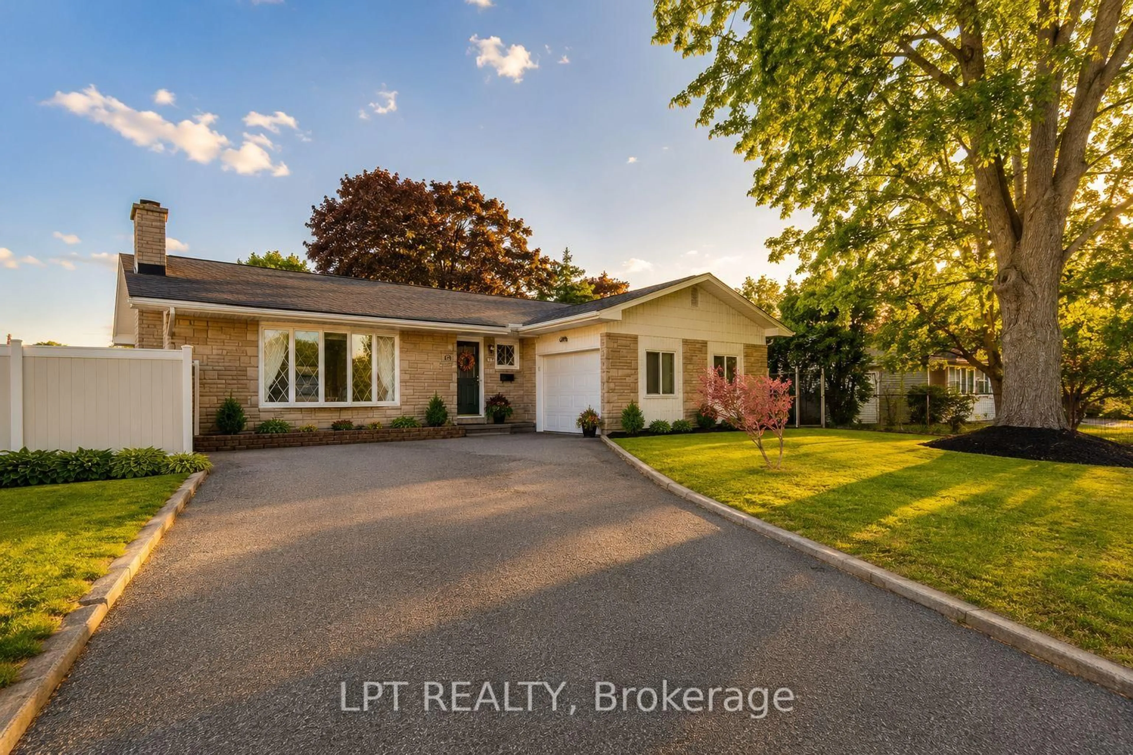 A pic from outside/outdoor area/front of a property/back of a property/a pic from drone, street for 39 Hadley Circ, Ottawa Ontario K2H 6P1