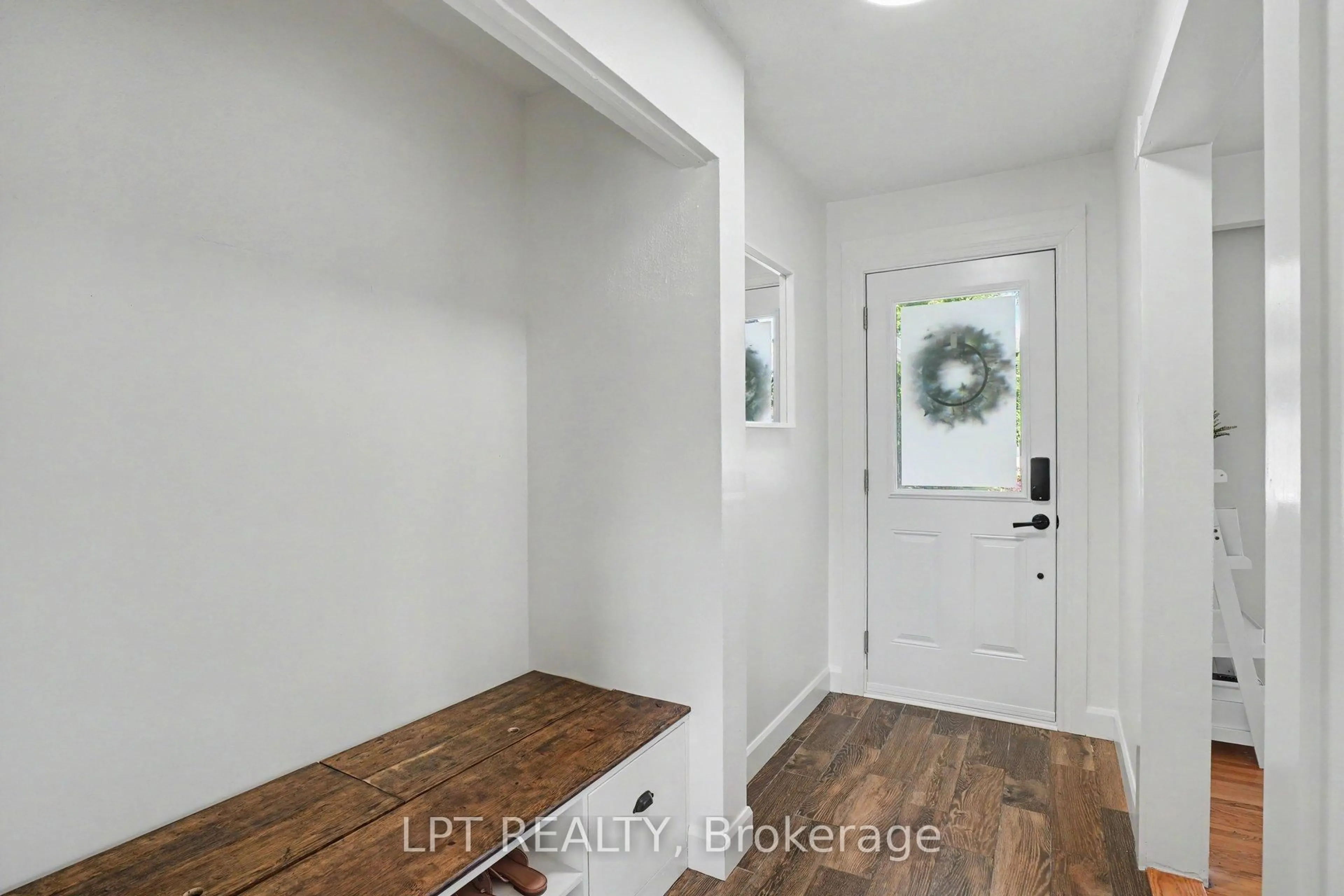 Indoor entryway for 39 Hadley Circ, Ottawa Ontario K2H 6P1