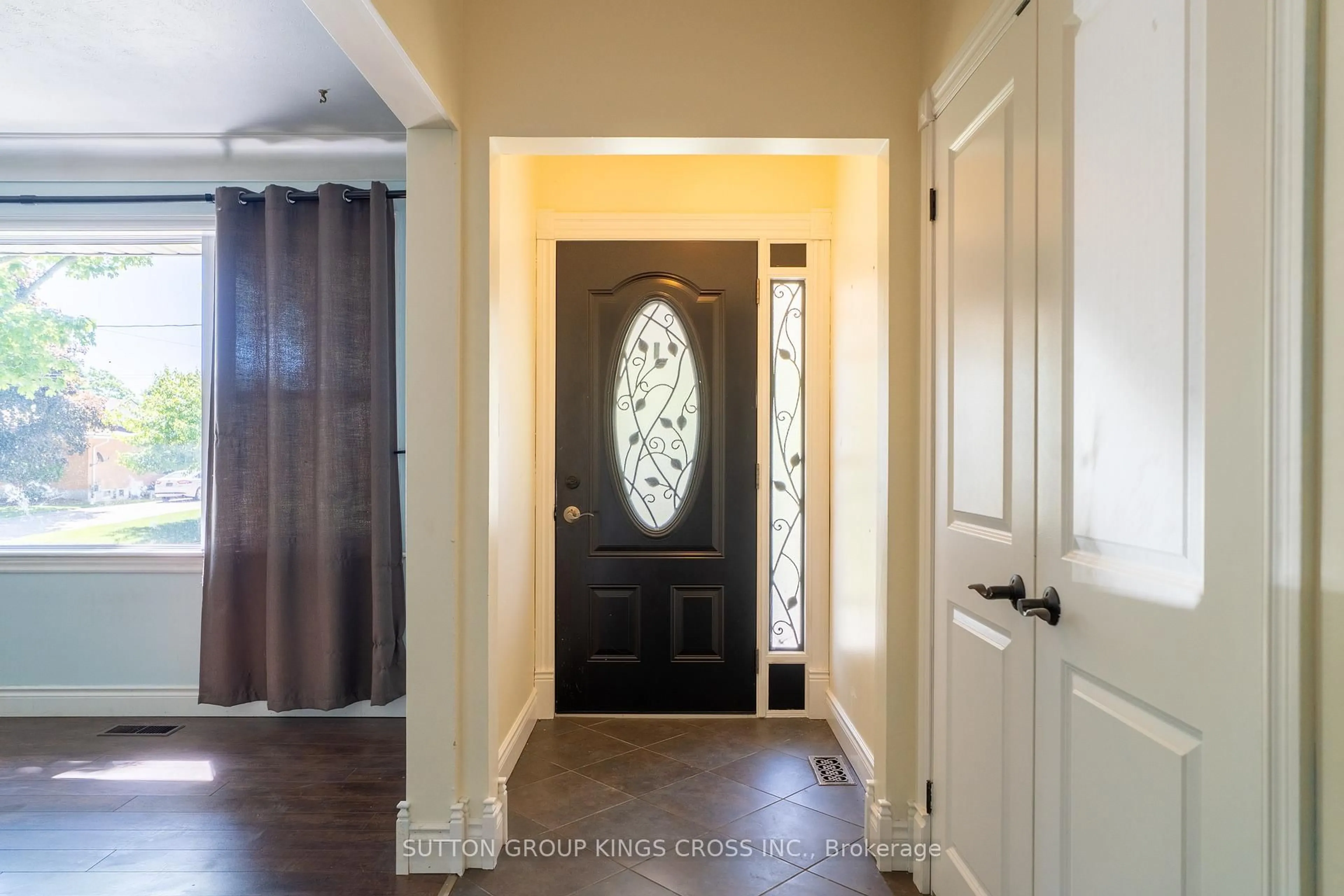 Indoor entryway for 23 Redbud Dr, Chatham-Kent Ontario N7M 4E6