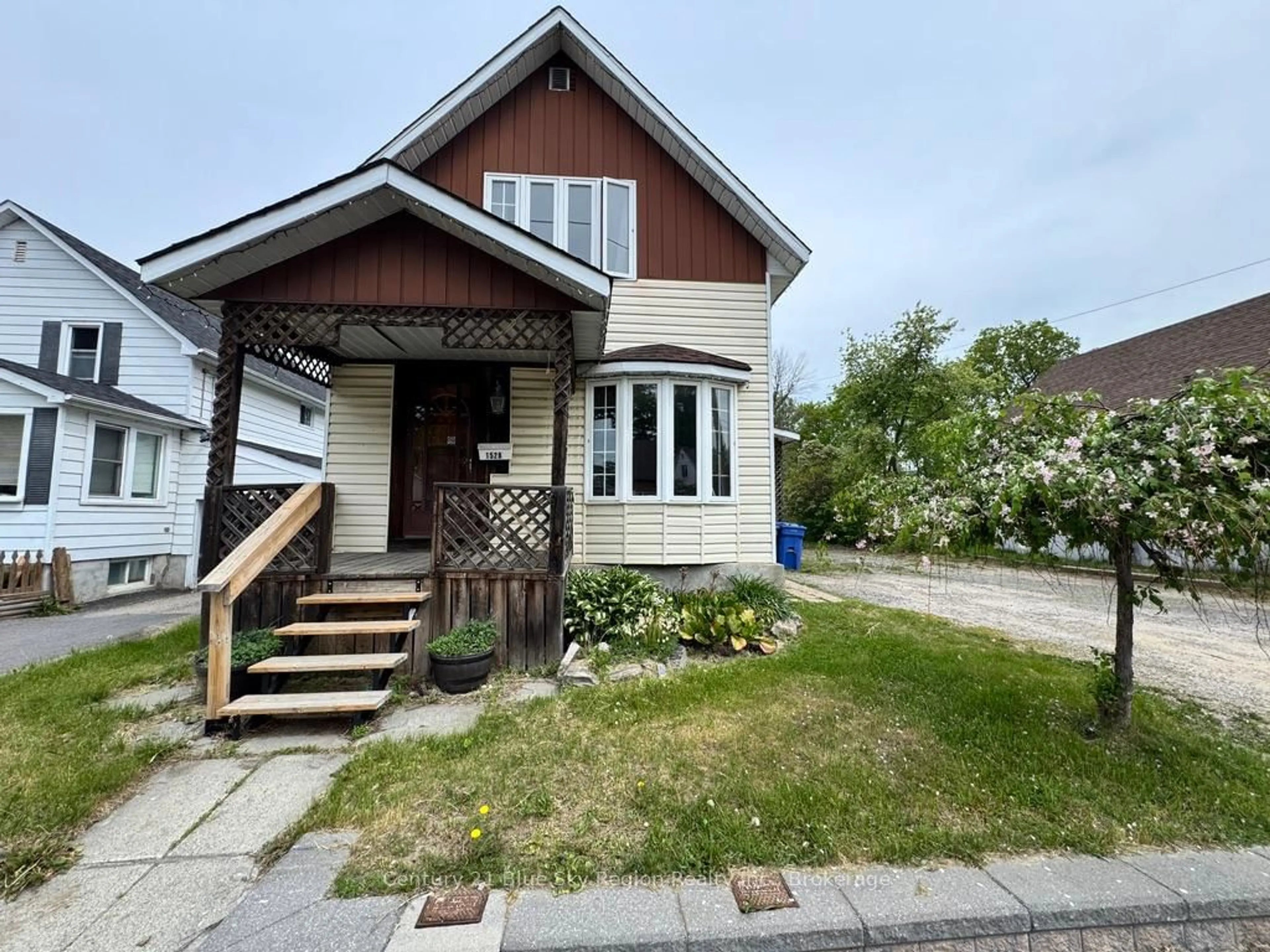 A pic from outside/outdoor area/front of a property/back of a property/a pic from drone, street for 1528 Cassells St, North Bay Ontario P1B 4C4