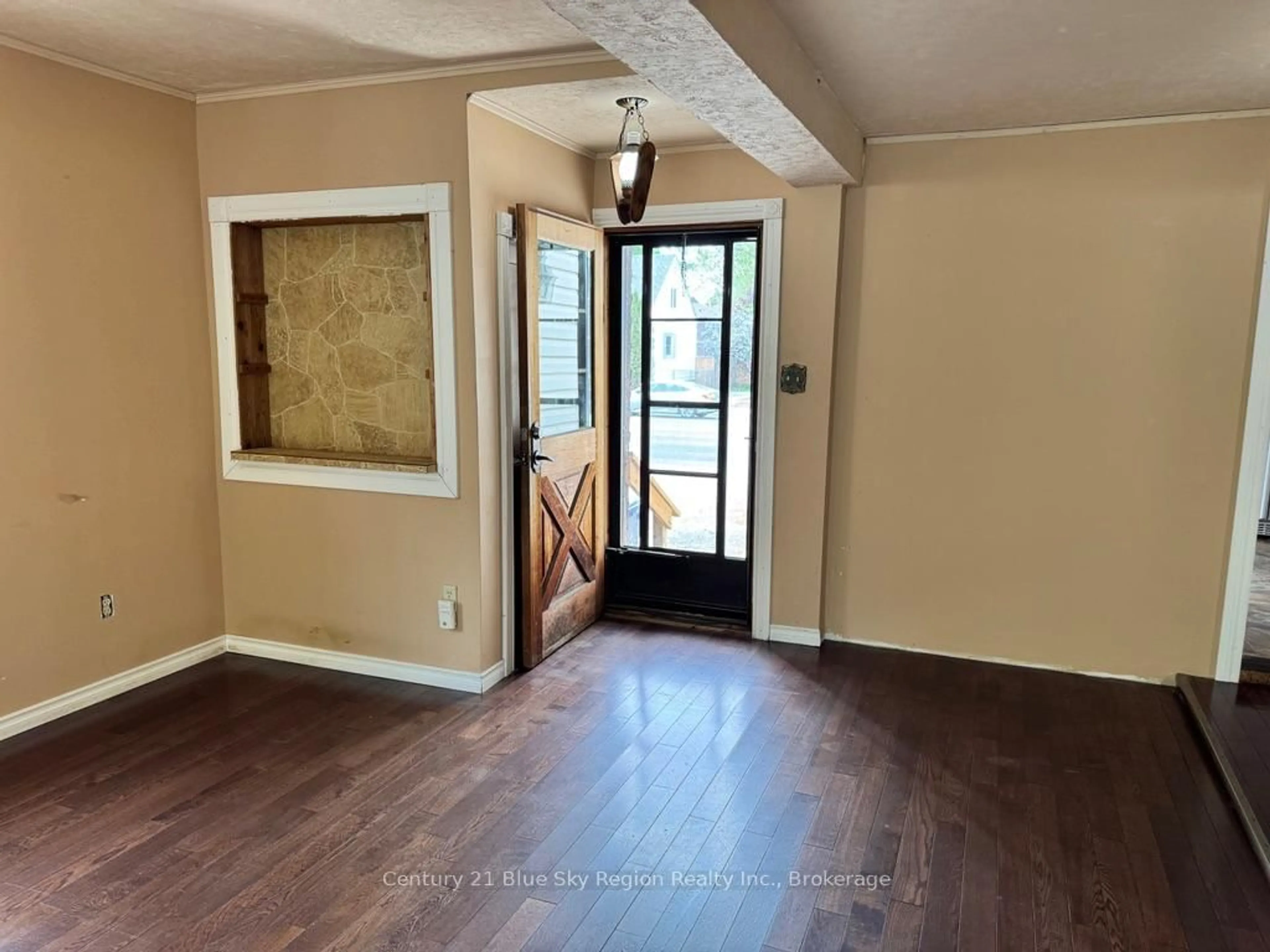Indoor entryway for 1528 Cassells St, North Bay Ontario P1B 4C4