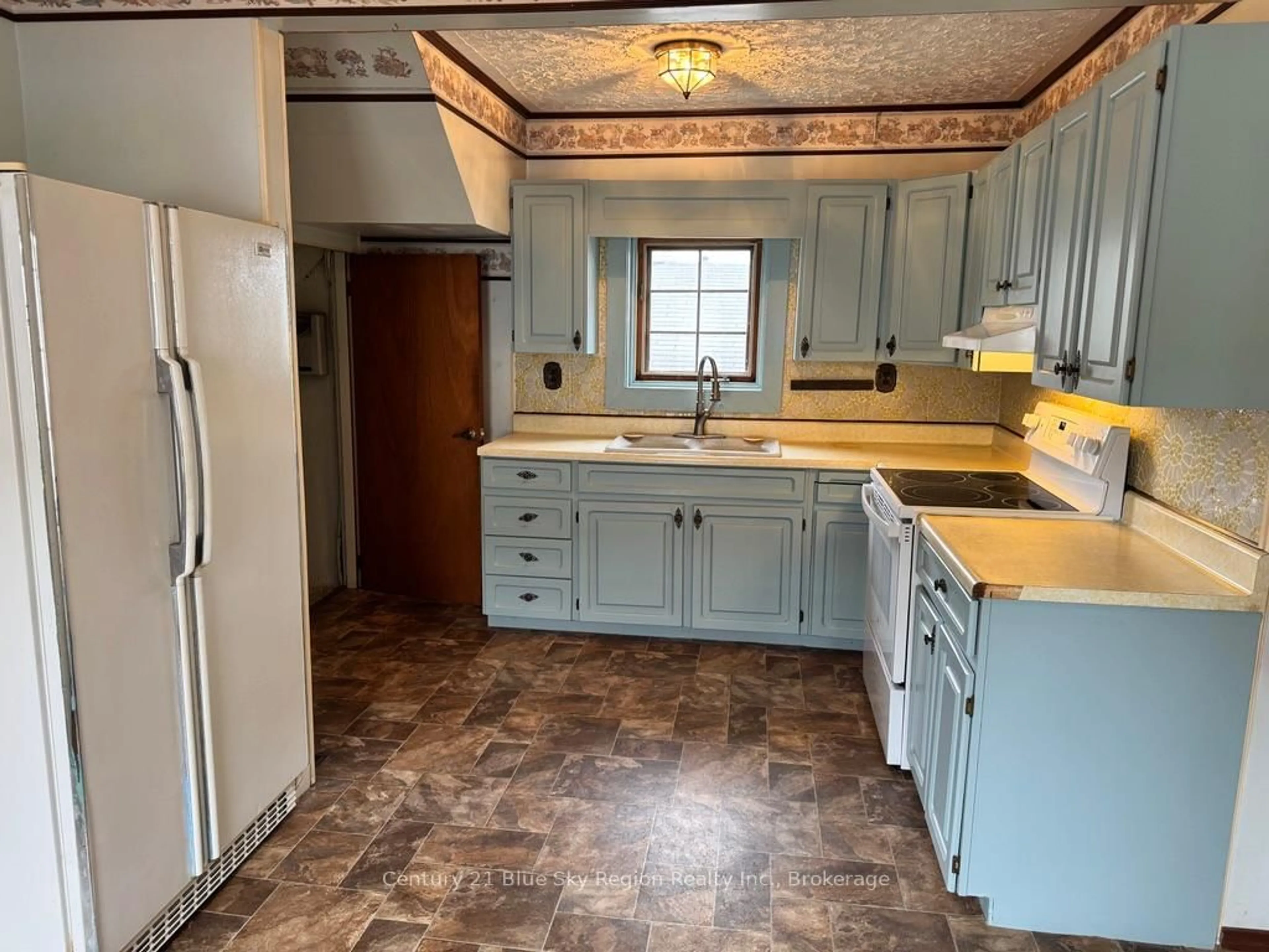 Standard kitchen, ceramic/tile floor for 1528 Cassells St, North Bay Ontario P1B 4C4
