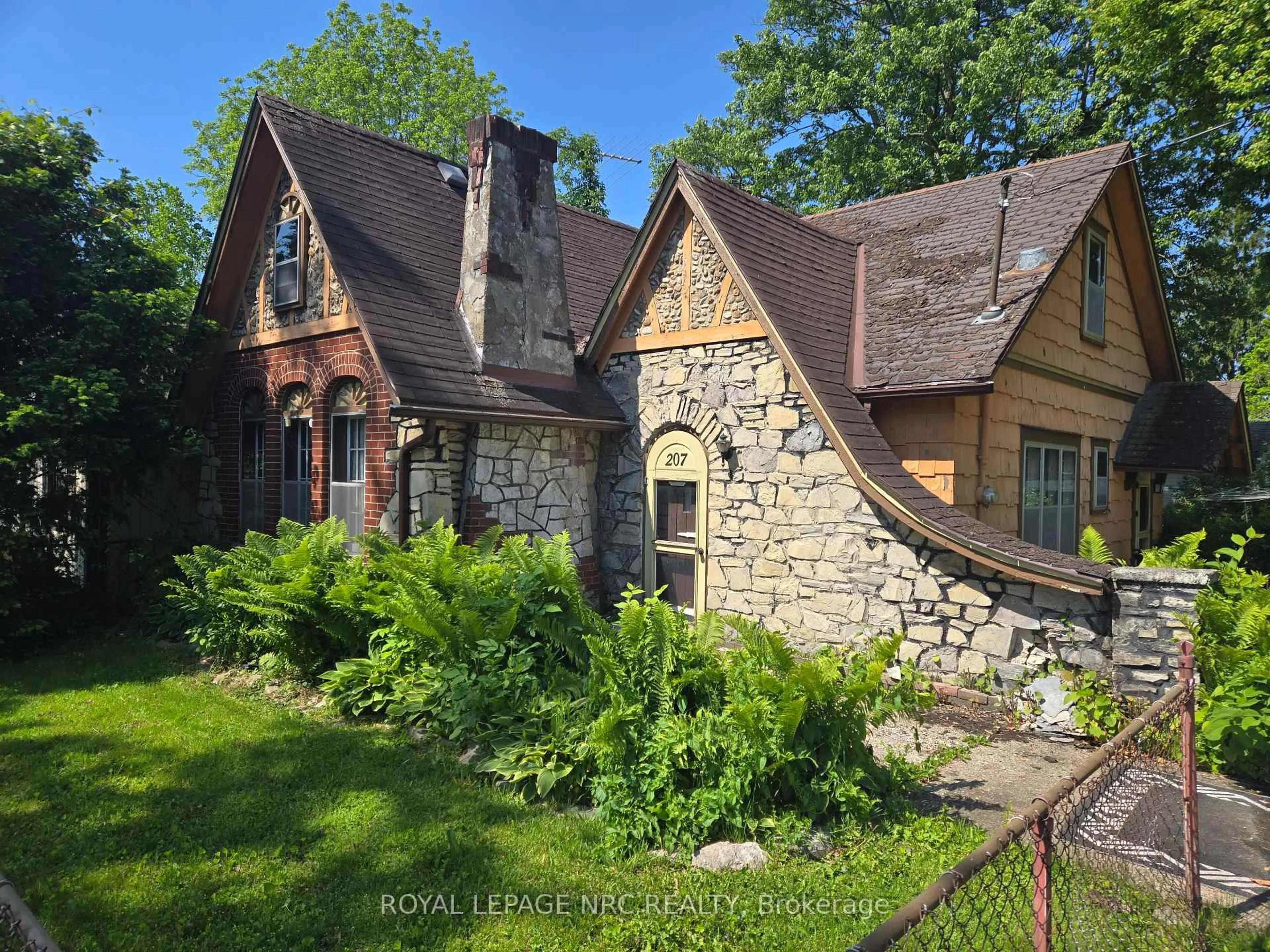 A pic from outside/outdoor area/front of a property/back of a property/a pic from drone, street for 207 Derby Rd, Fort Erie Ontario L0S 1B0