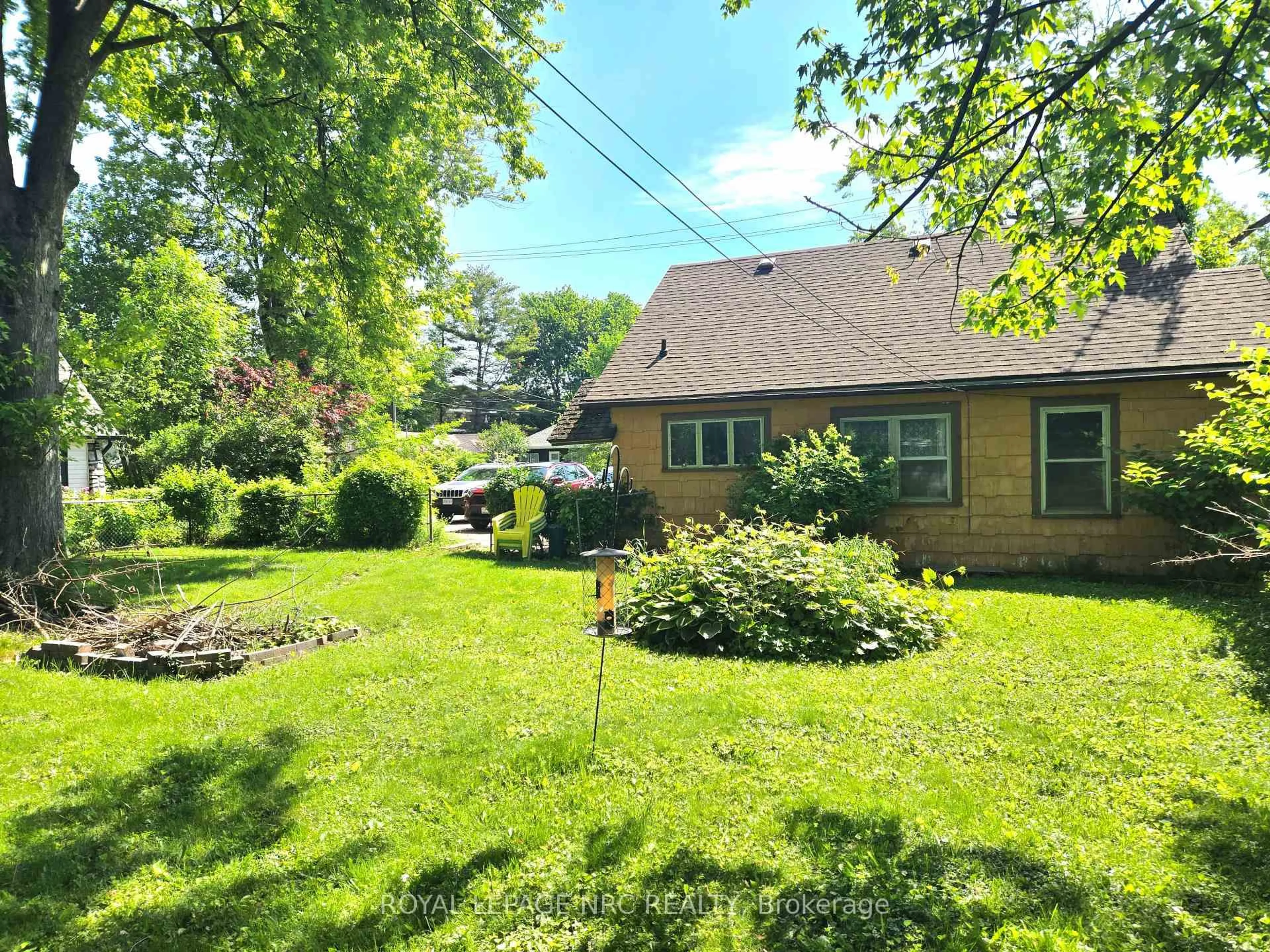 A pic from outside/outdoor area/front of a property/back of a property/a pic from drone, street for 207 Derby Rd, Fort Erie Ontario L0S 1B0