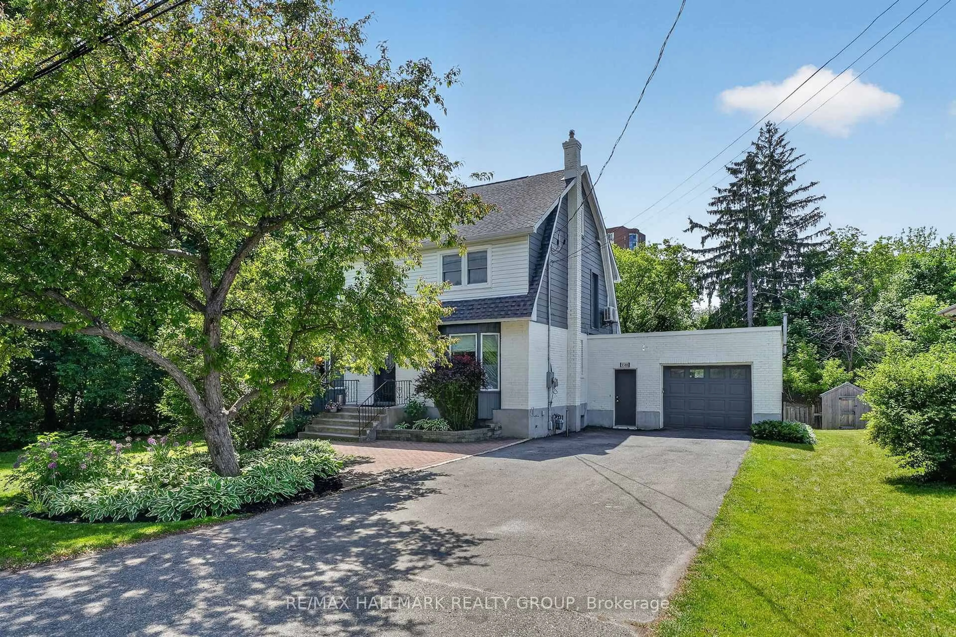 A pic from outside/outdoor area/front of a property/back of a property/a pic from drone, street for 3588 Albion Rd, Ottawa Ontario K1T 1A1