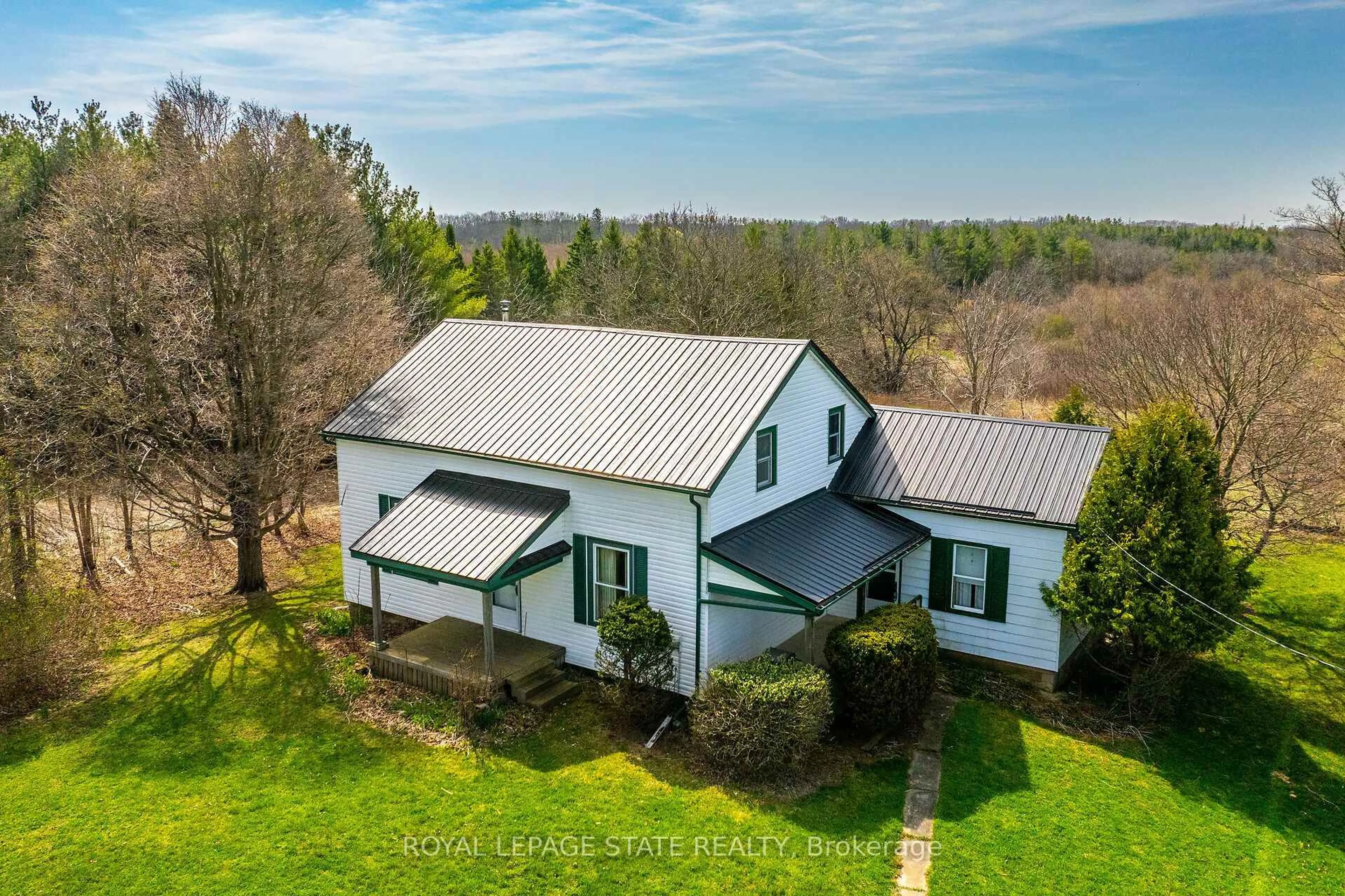 A pic from outside/outdoor area/front of a property/back of a property/a pic from drone, building for 521 Baptist Church Rd, Brant Ontario N3W 2G9