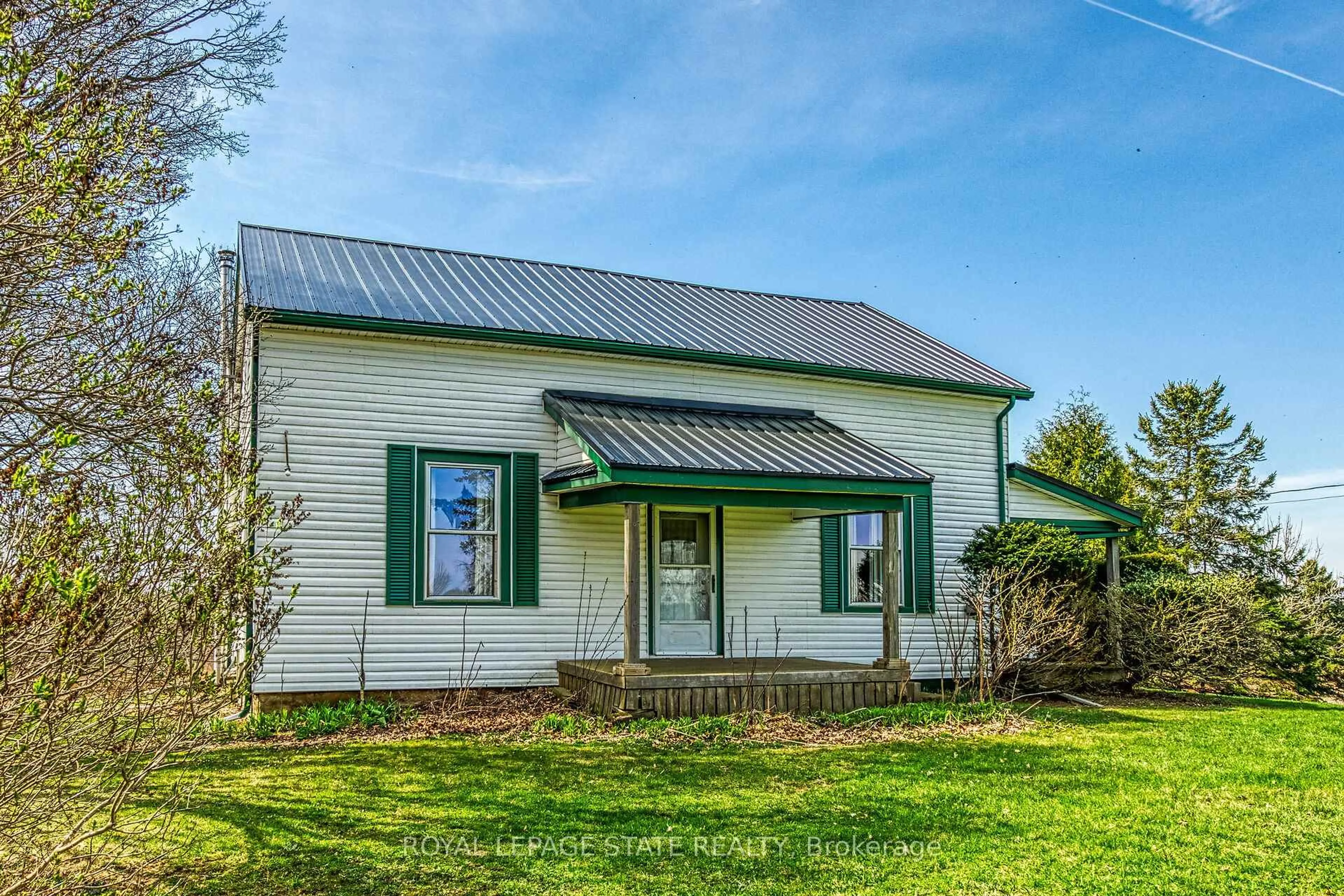 Home with vinyl exterior material, building for 521 Baptist Church Rd, Brant Ontario N3W 2G9