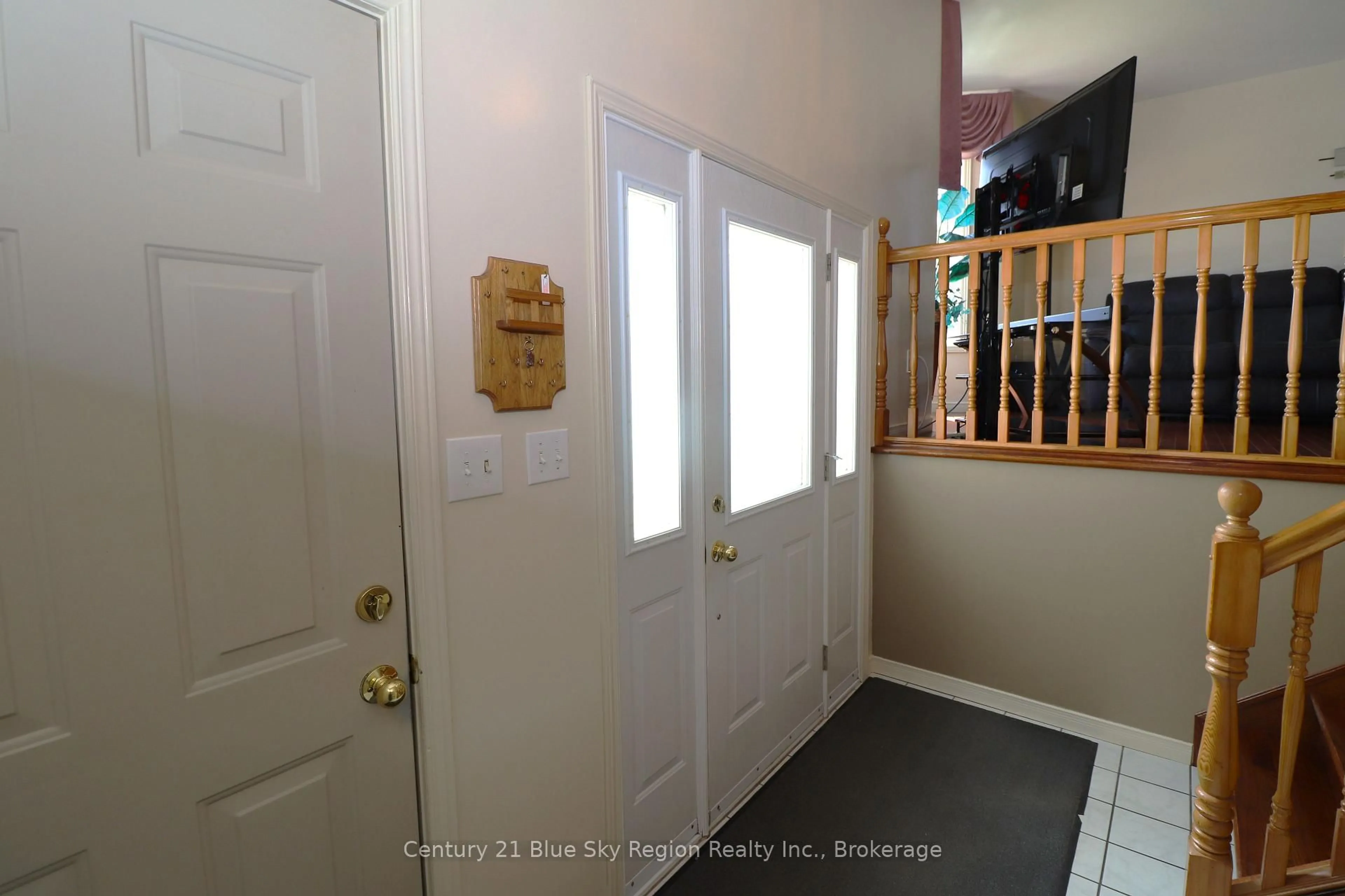 Indoor entryway for 22 Paiement Crt, West Nipissing Ontario P2B 3E4