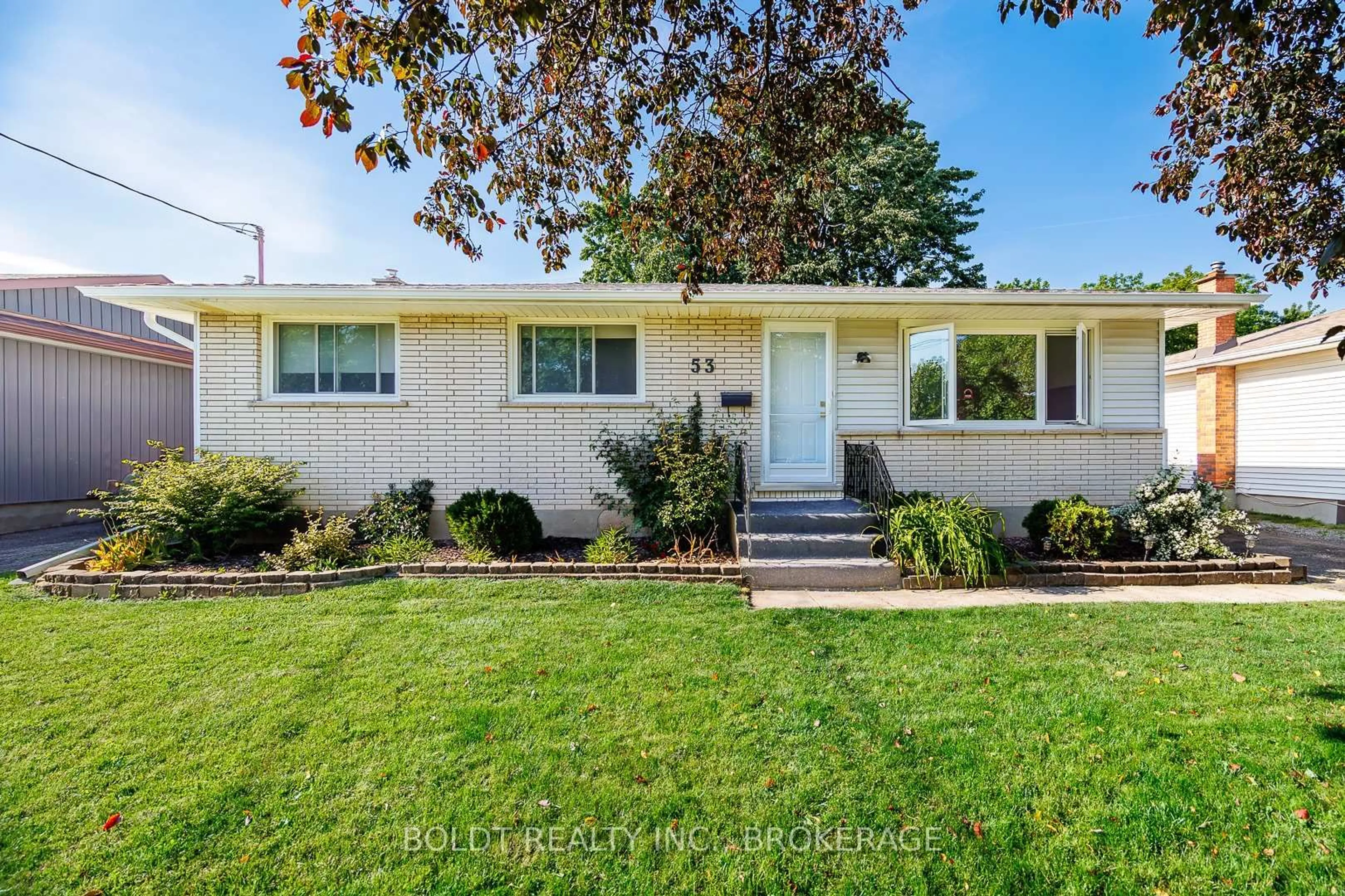 Home with vinyl exterior material, street for 53 HUNTLEY Cres, St. Catharines Ontario L2M 6E5