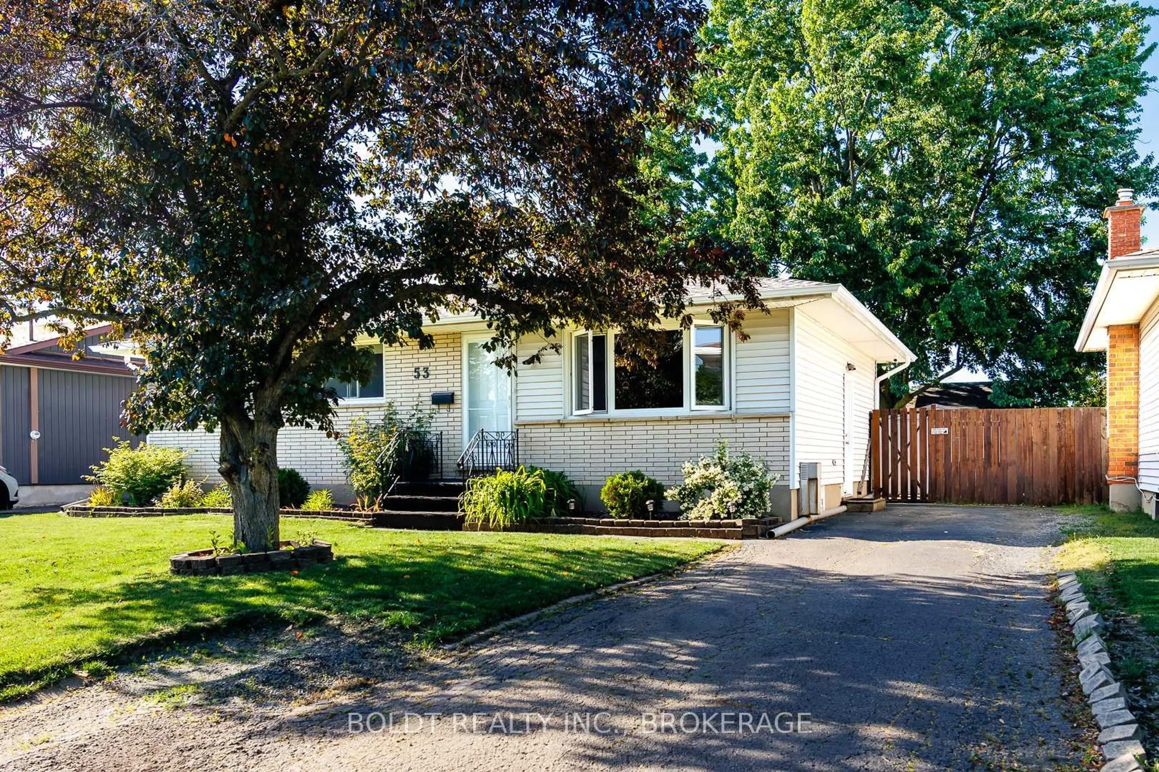 Home with vinyl exterior material, street for 53 HUNTLEY Cres, St. Catharines Ontario L2M 6E5