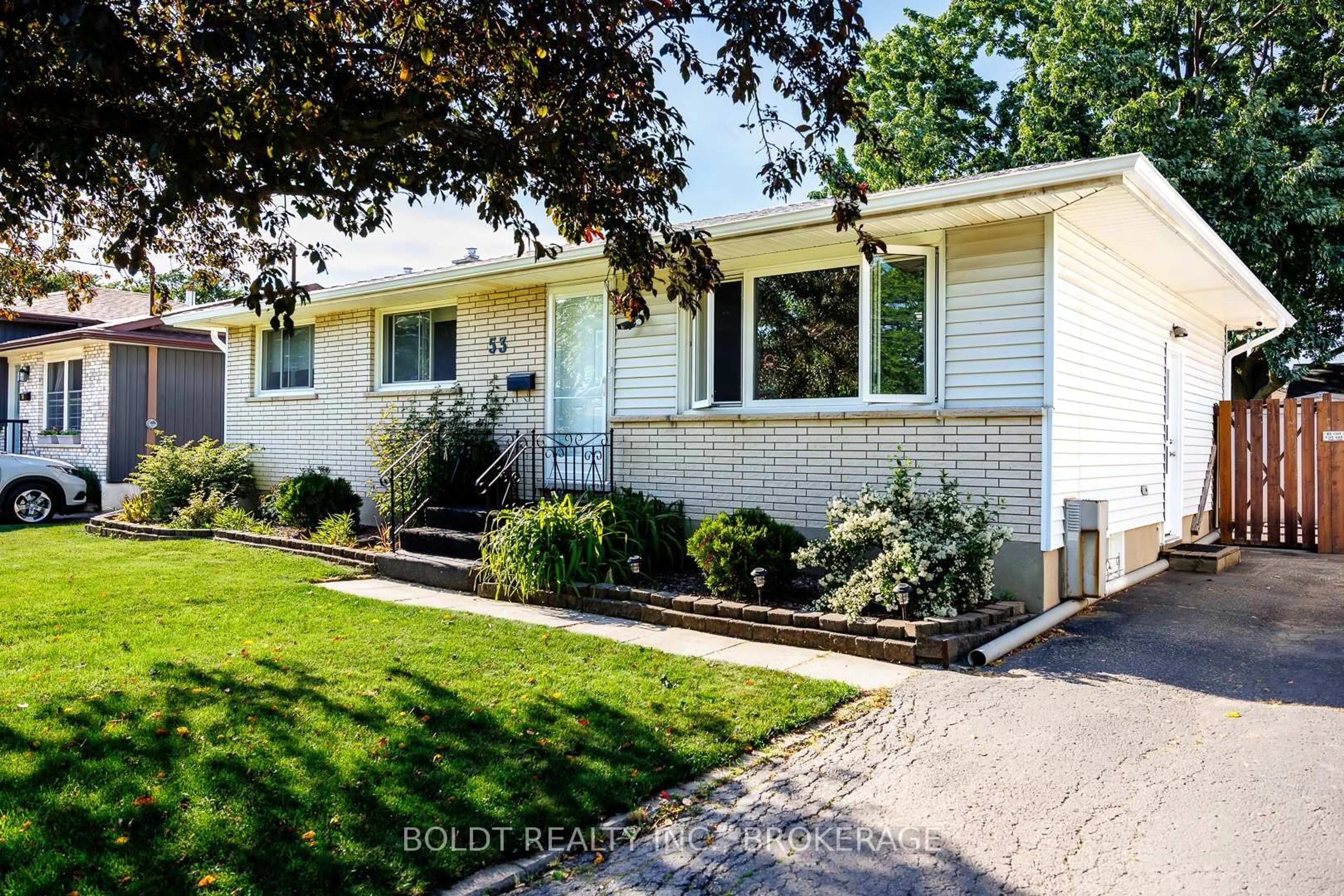 Home with vinyl exterior material, street for 53 HUNTLEY Cres, St. Catharines Ontario L2M 6E5