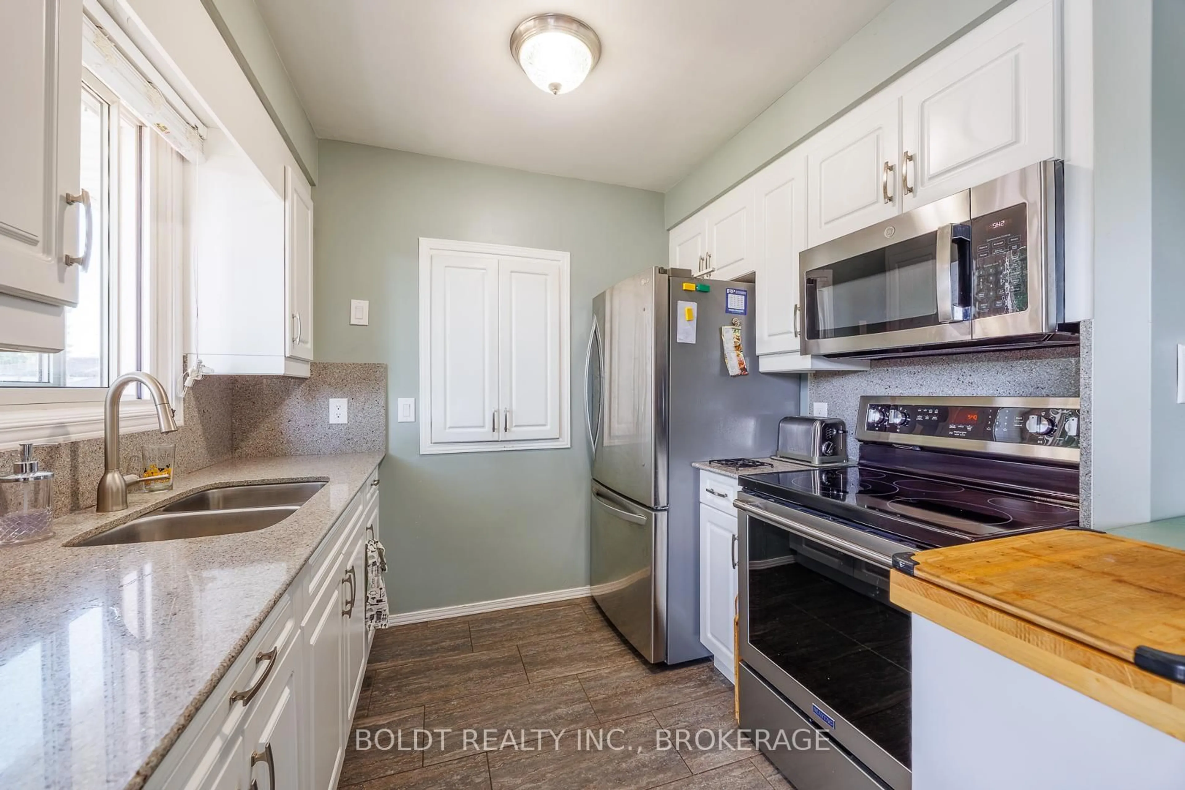 Standard kitchen, unknown for 53 HUNTLEY Cres, St. Catharines Ontario L2M 6E5