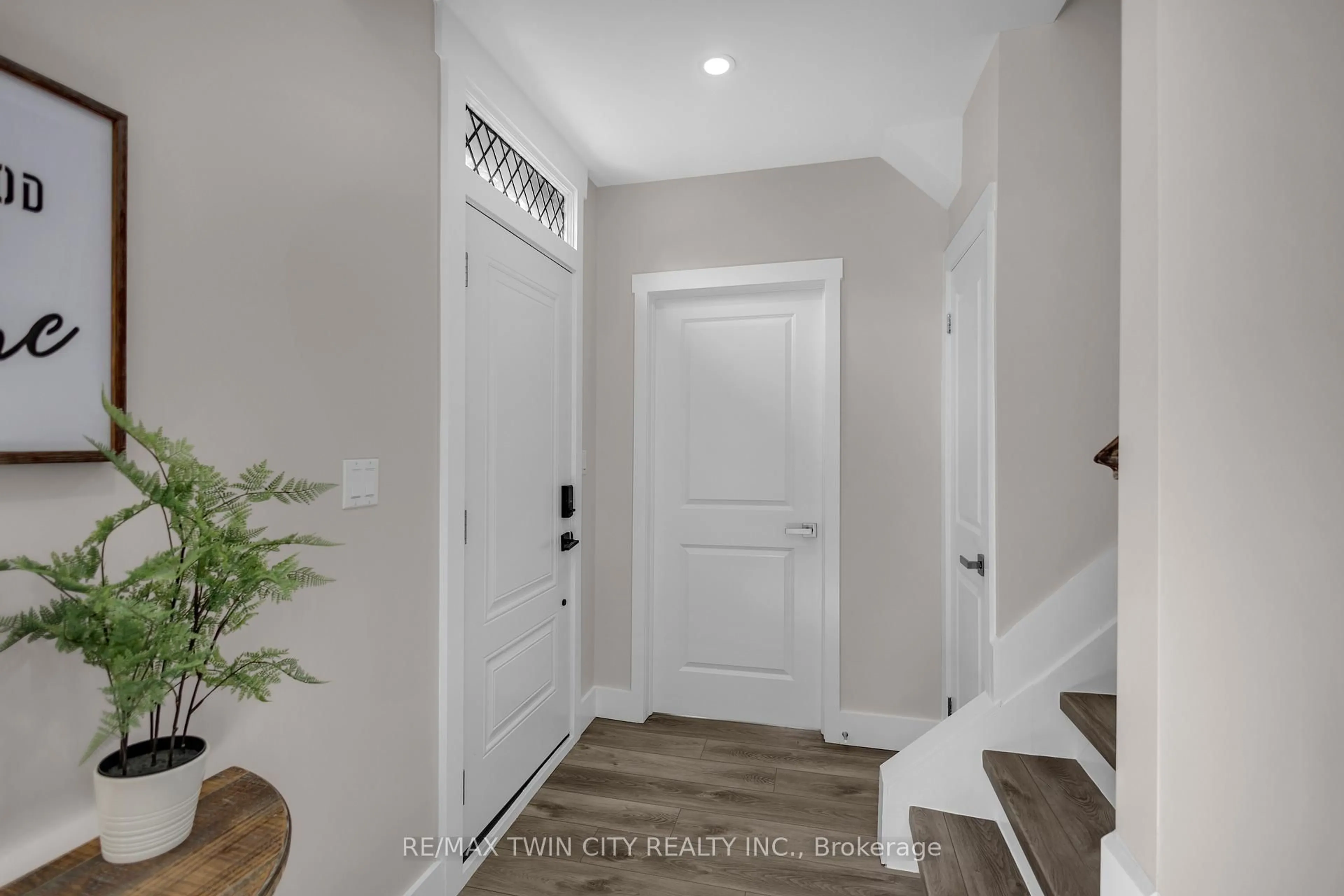 Indoor entryway for 40 Palace St, Brantford Ontario N3T 3W7