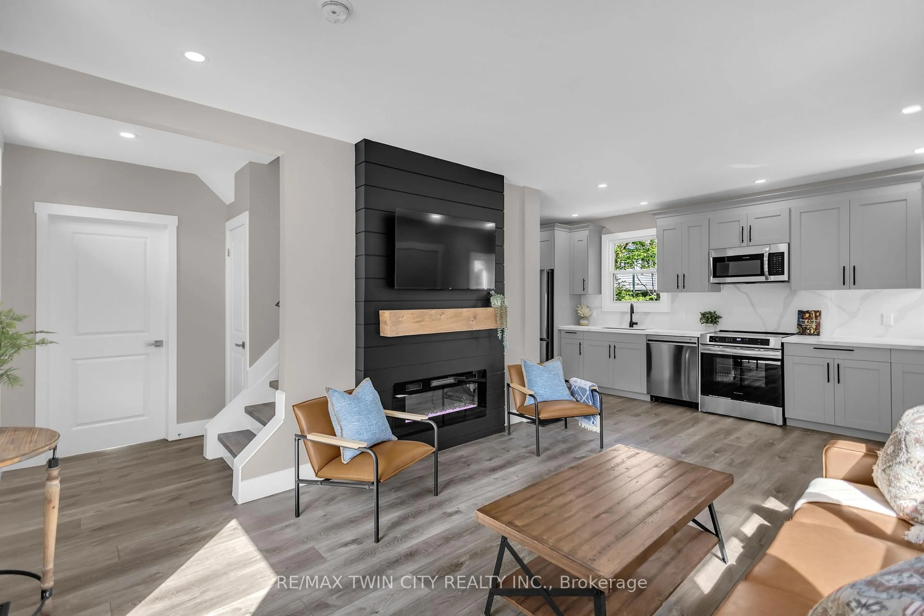 Open concept kitchen, unknown for 40 Palace St, Brantford Ontario N3T 3W7