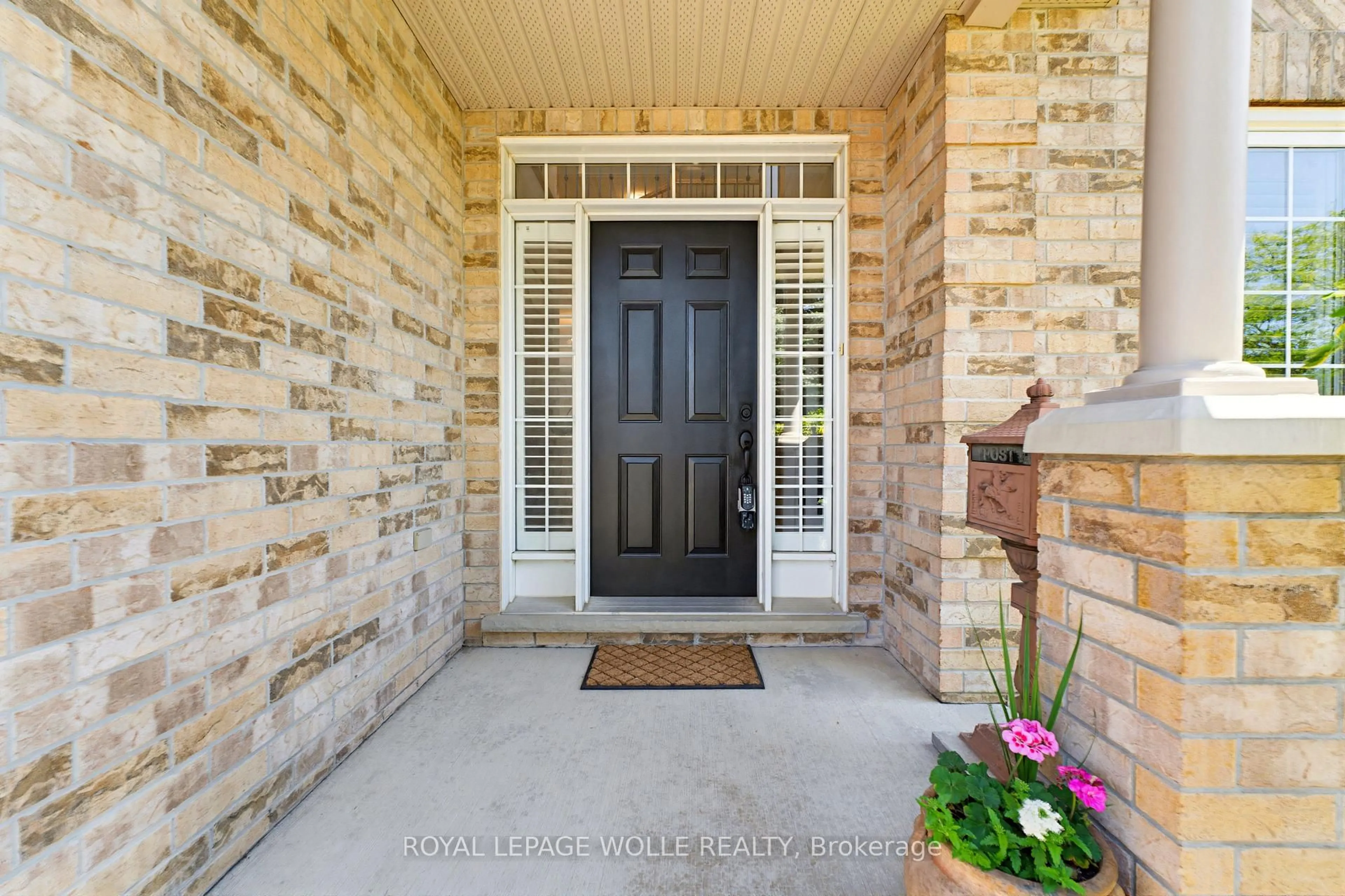 Indoor entryway for 822 Birchmount Dr, Waterloo Ontario N2V 2R3