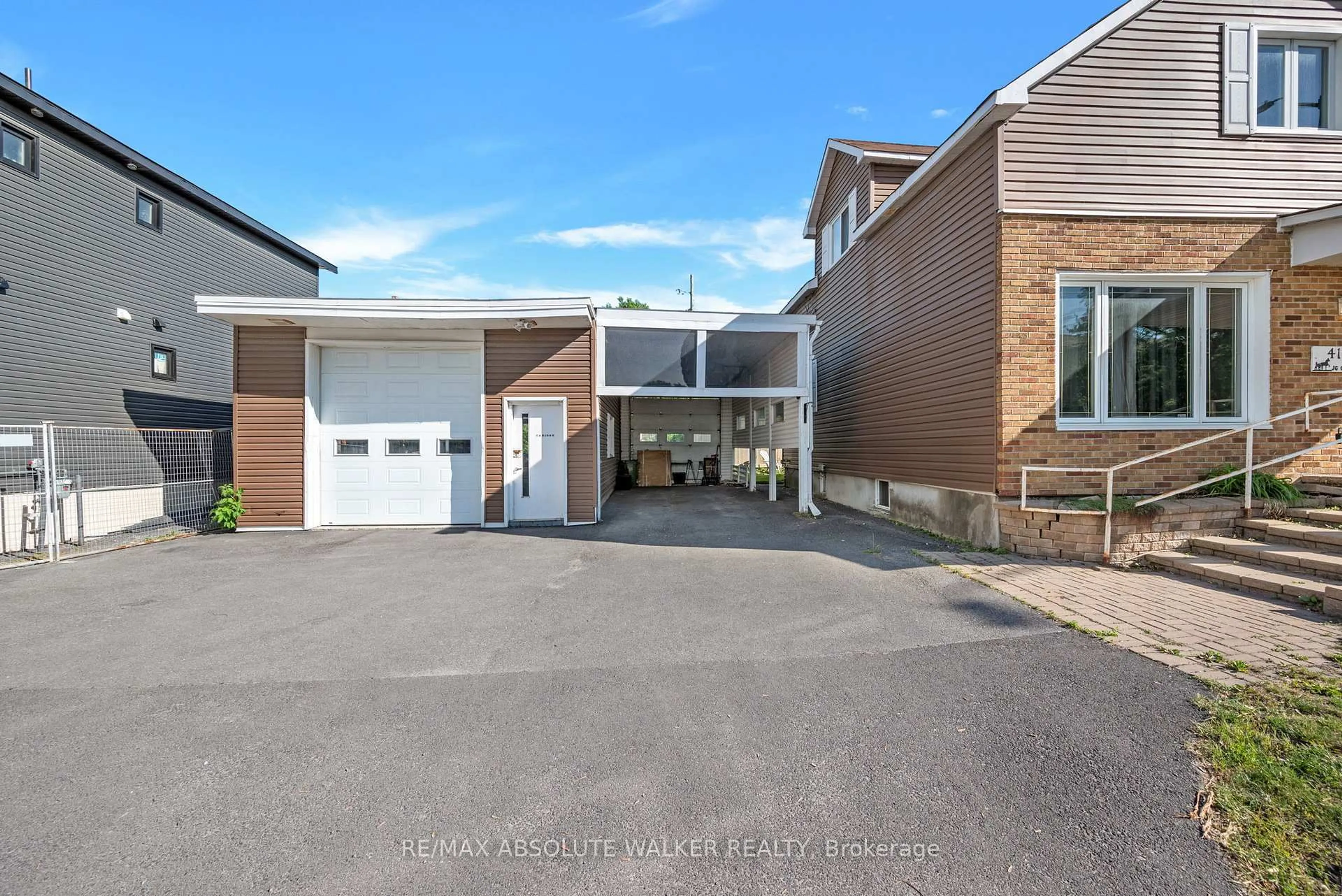 A pic from outside/outdoor area/front of a property/back of a property/a pic from drone, street for 412 Montreal Rd, Ottawa Ontario K1K 0V4
