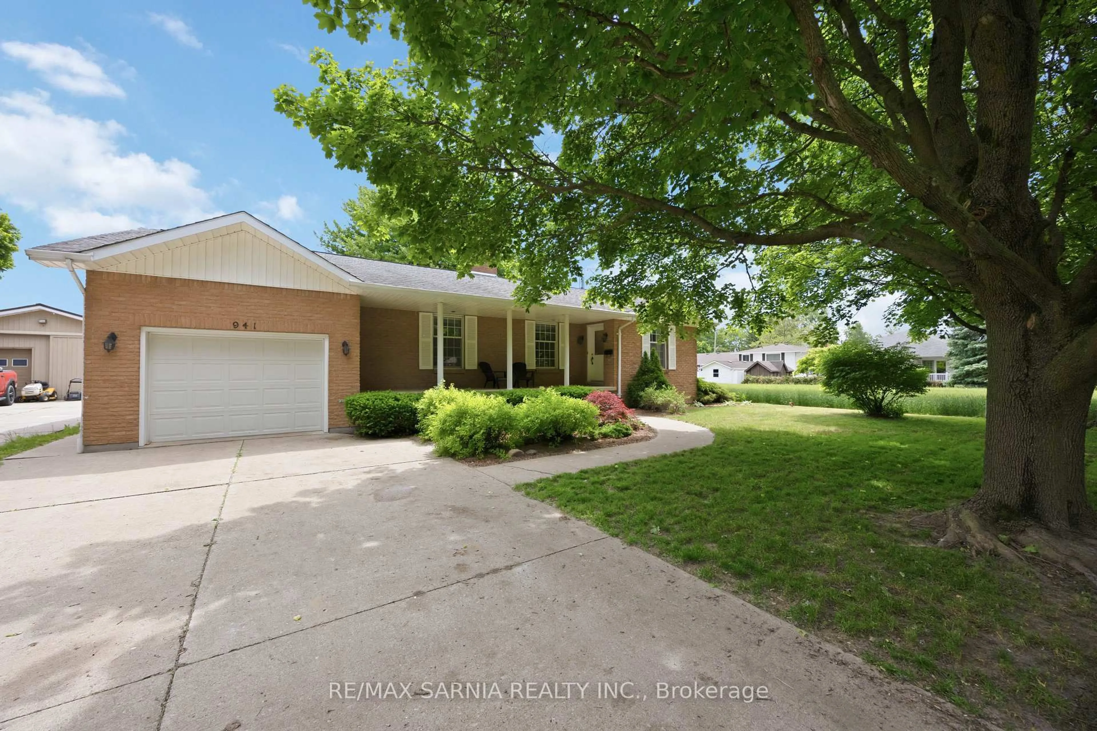 A pic from outside/outdoor area/front of a property/back of a property/a pic from drone, street for 941 Wilson St, Chatham-Kent Ontario N0P 1M0