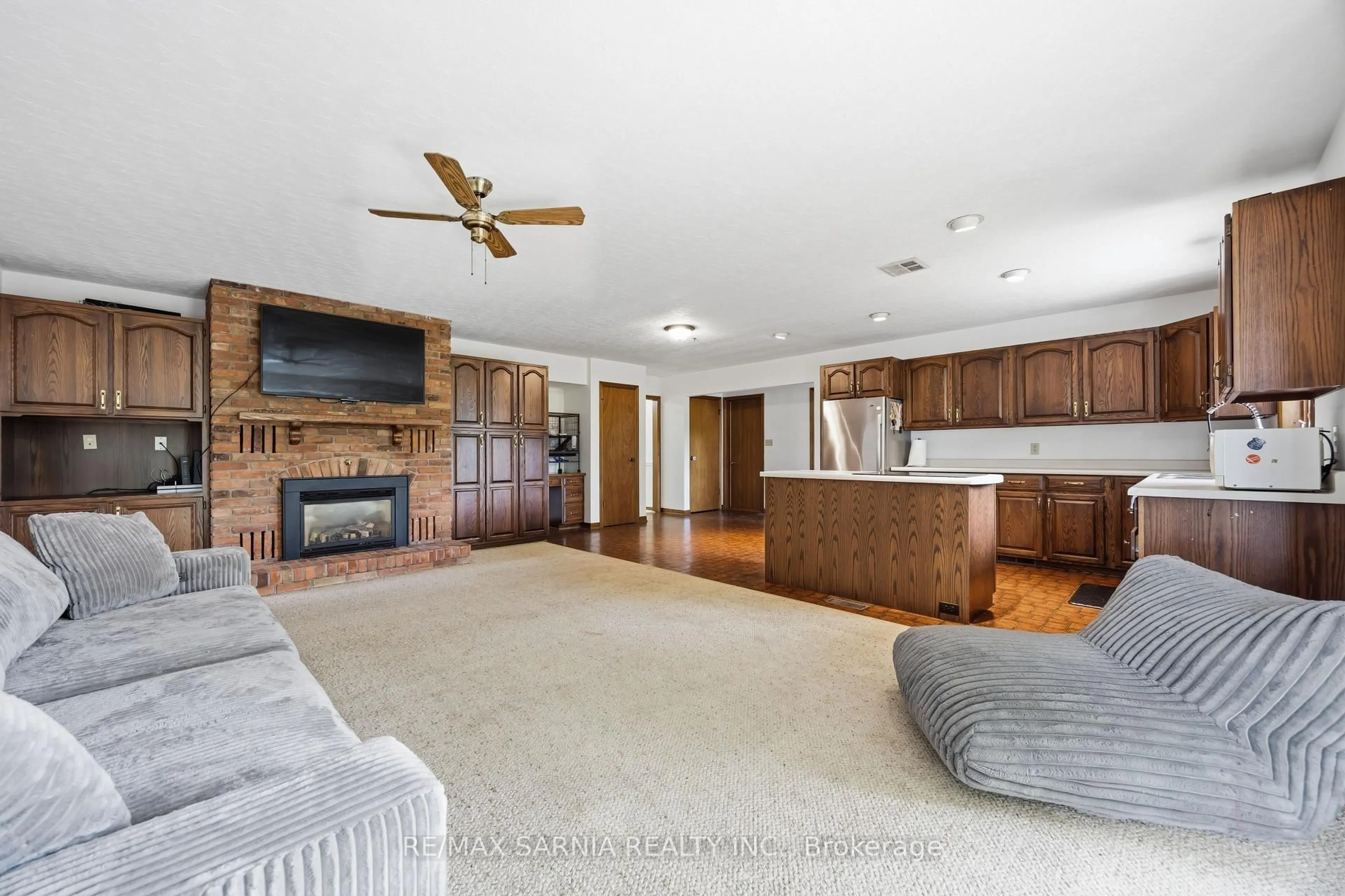 Living room with furniture, unknown for 941 Wilson St, Chatham-Kent Ontario N0P 1M0