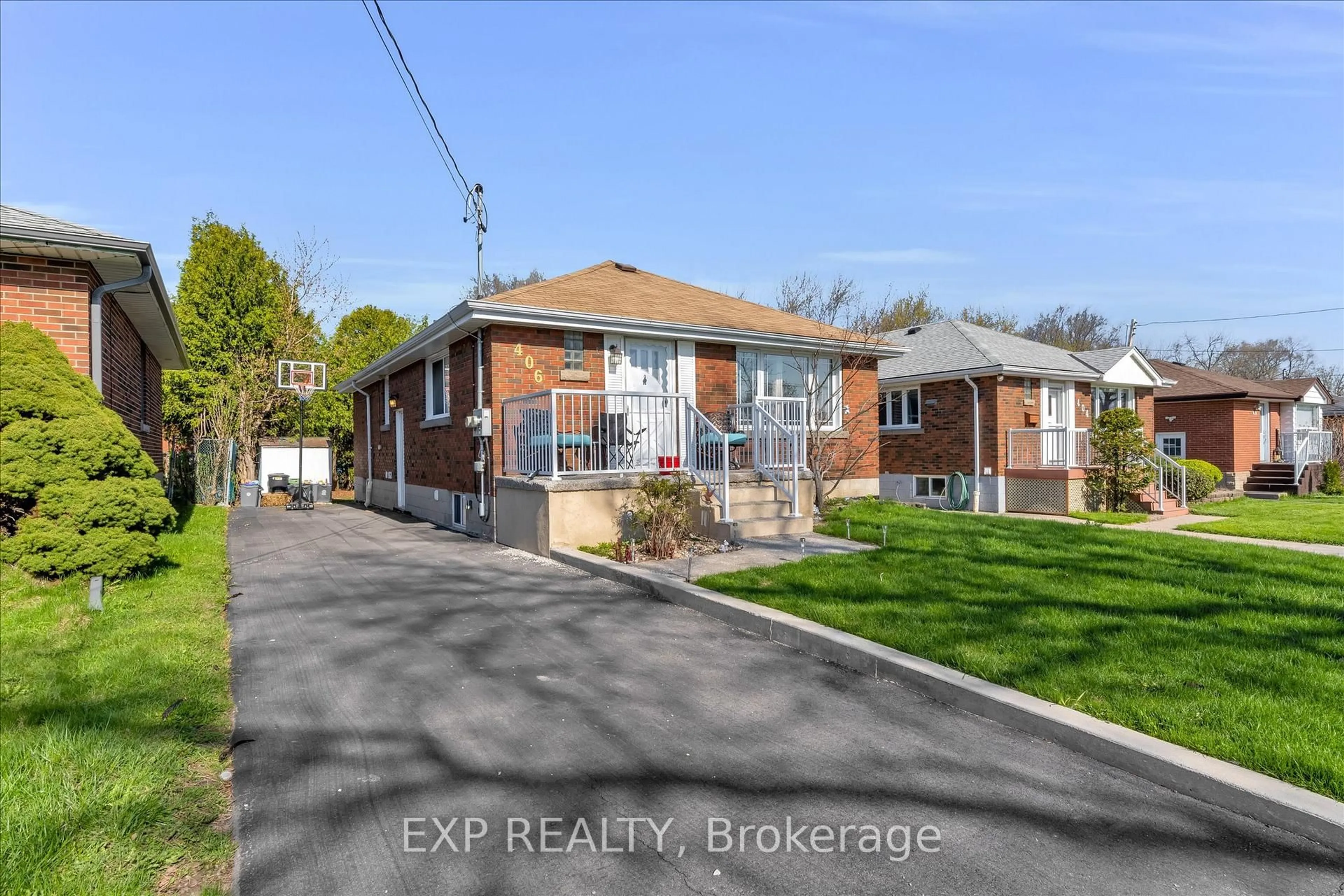 A pic from outside/outdoor area/front of a property/back of a property/a pic from drone, street for 406 East 43rd St, Hamilton Ontario L8T 3E3