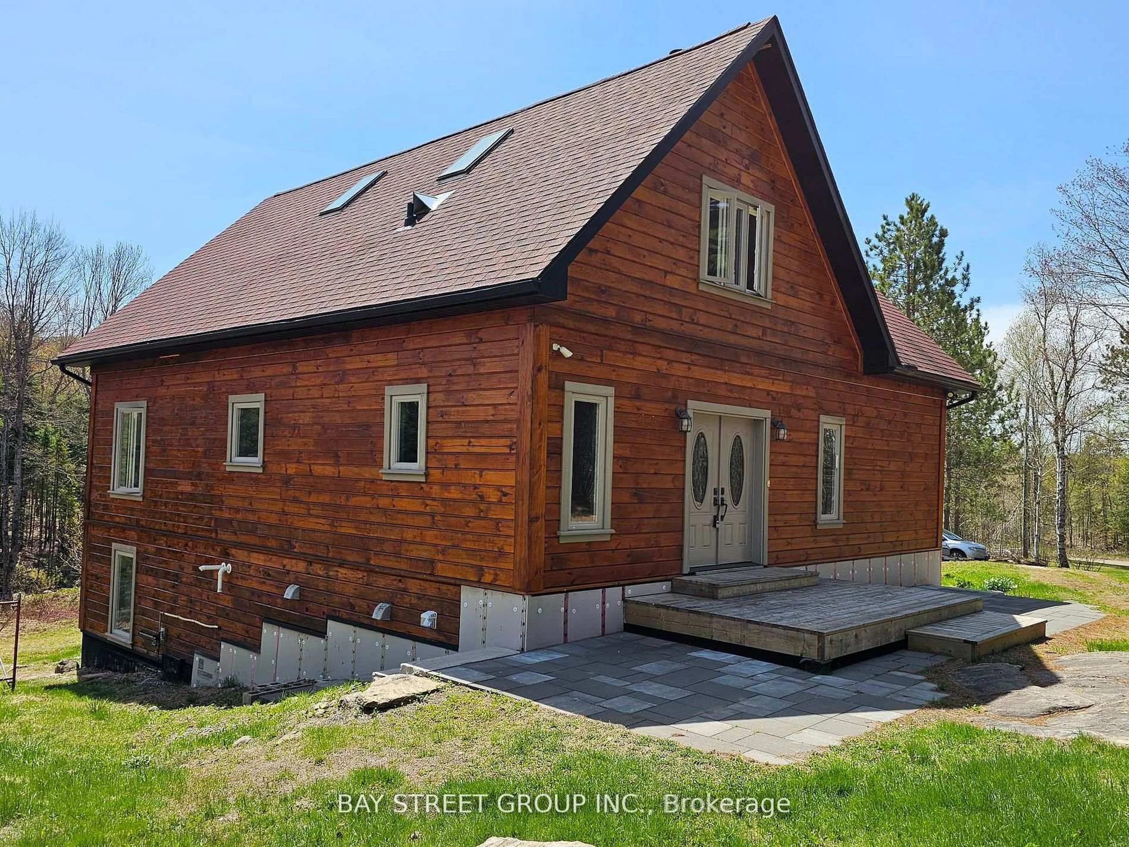 Home with vinyl exterior material, building for 1032 Spring Lake Rd, Bracebridge Ontario P1L 1X1