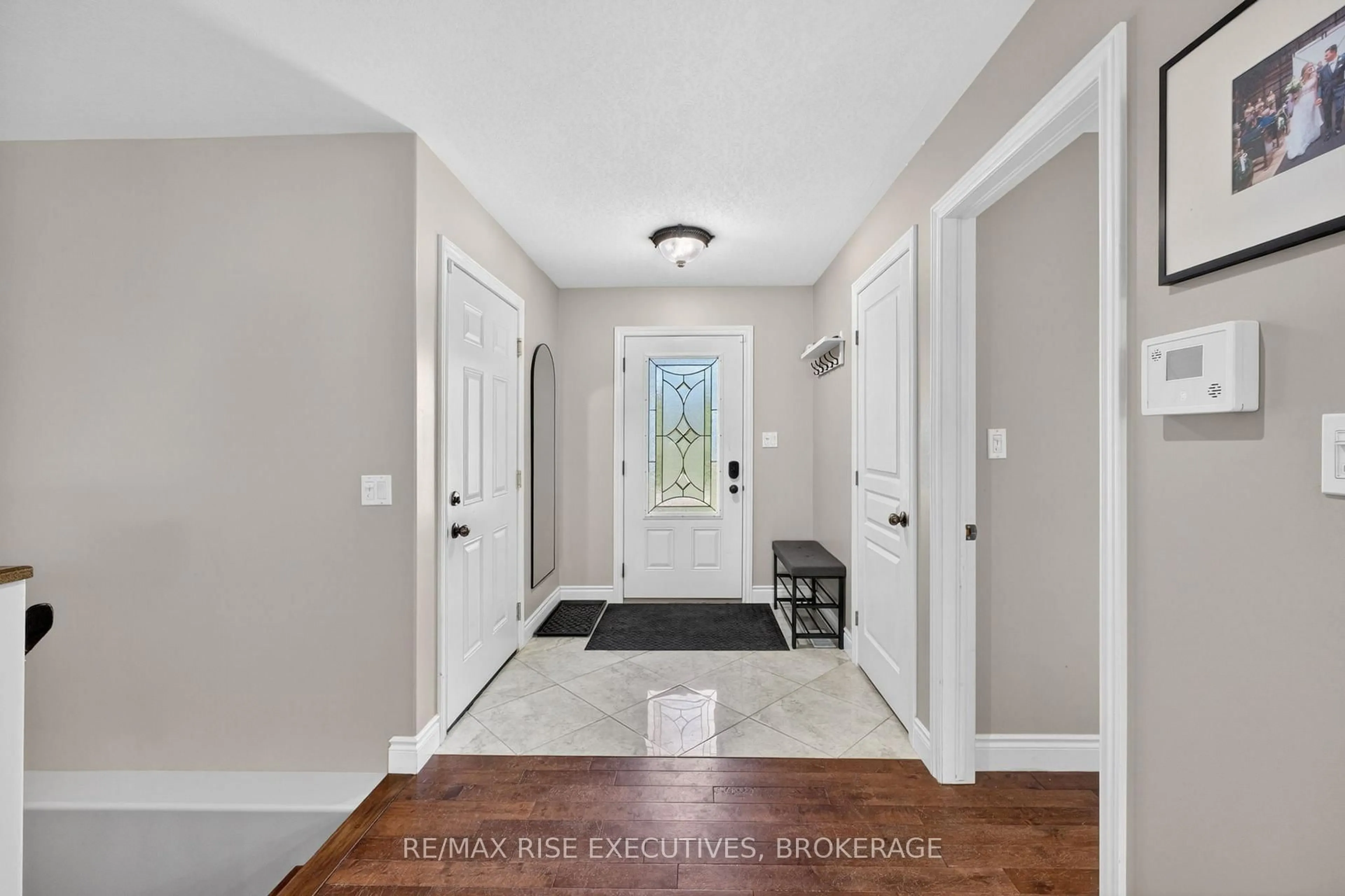 Indoor entryway for 115 Hellen St, Leeds and the Thousand Islands Ontario K0H 2N0
