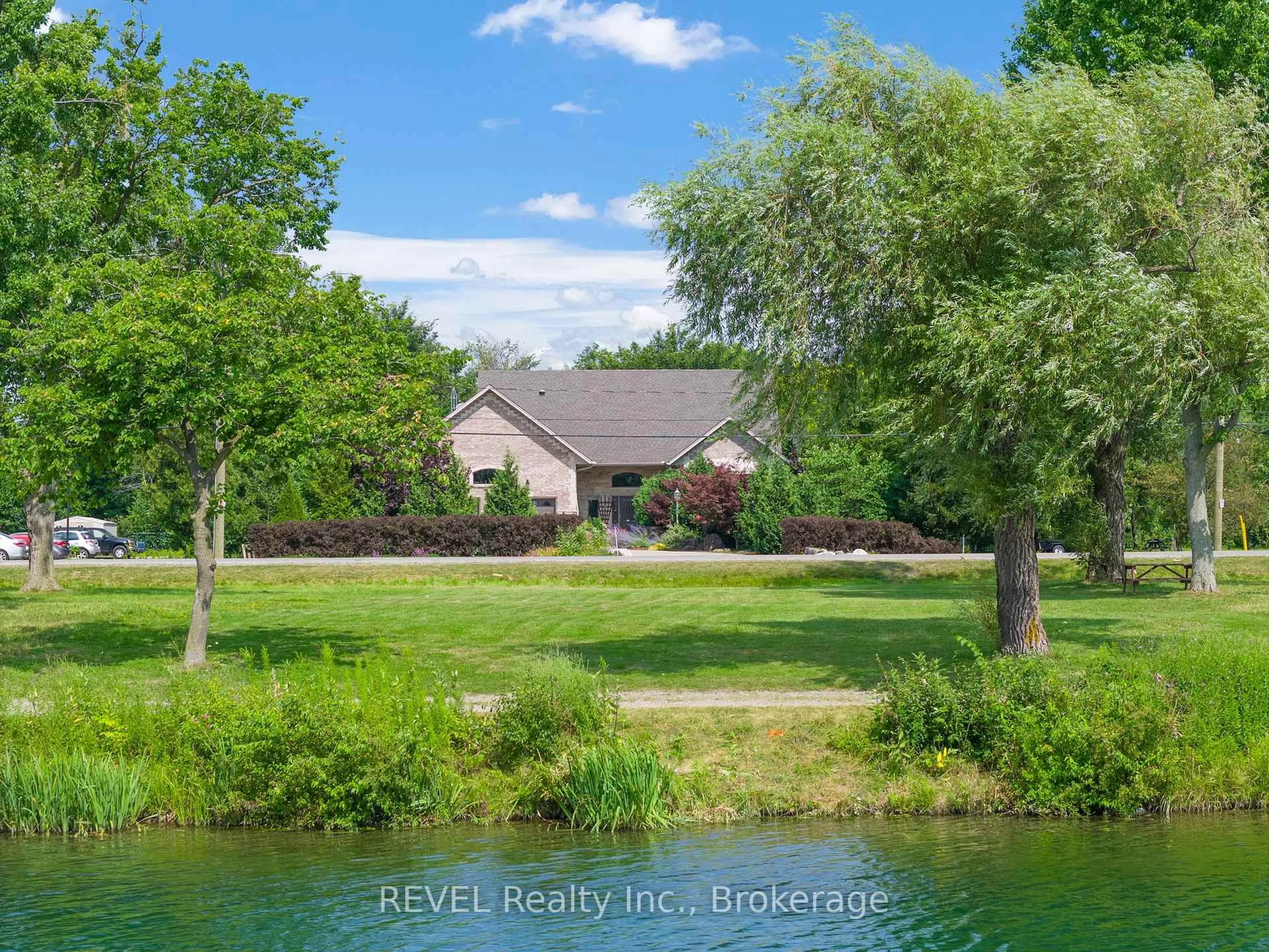 A pic from outside/outdoor area/front of a property/back of a property/a pic from drone, water/lake/river/ocean view for 26 kingsway St, Welland Ontario L3B 3N8