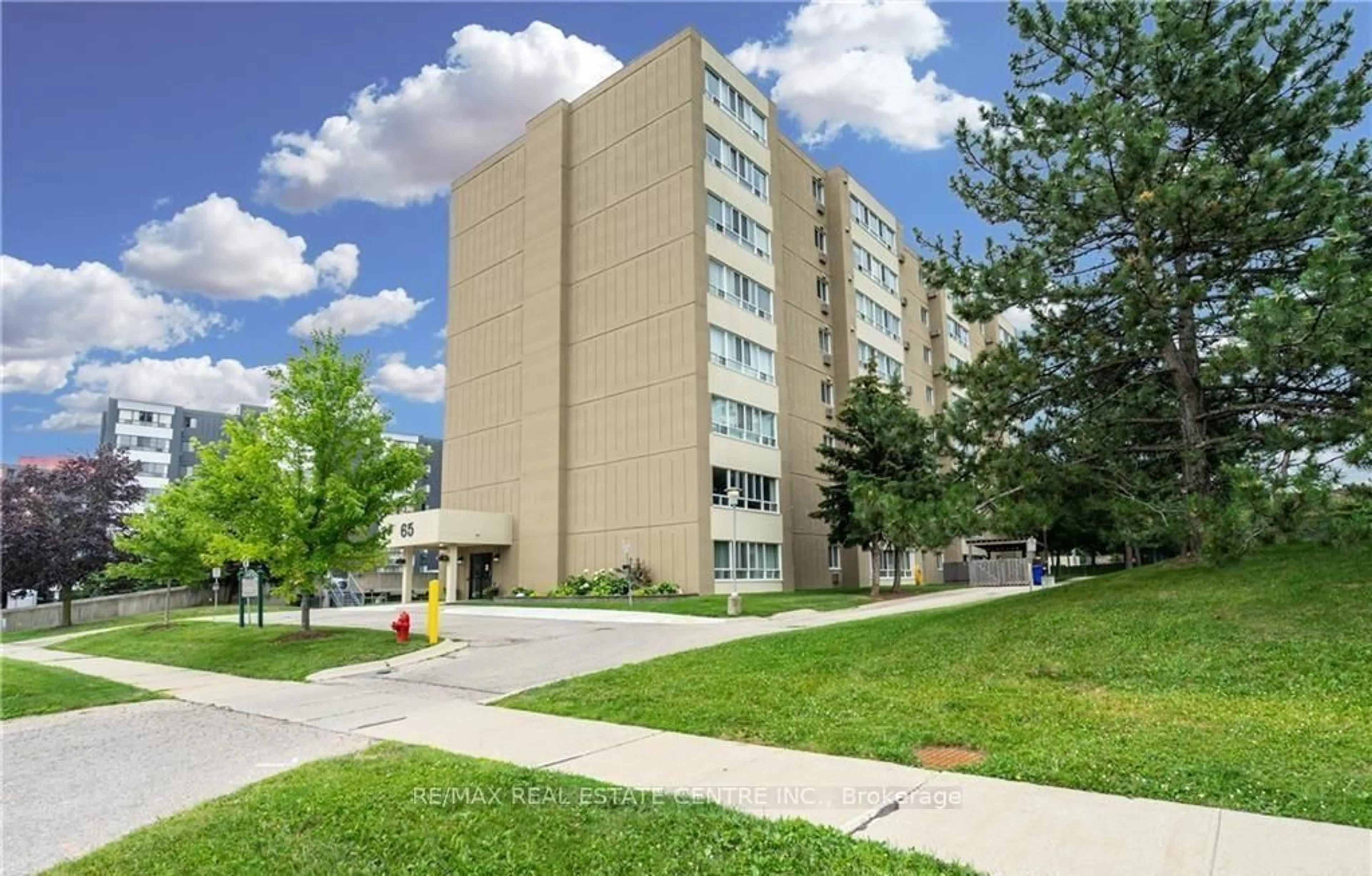 Patio, building for 65 Highland Cres #804, Kitchener Ontario N2M 5M8