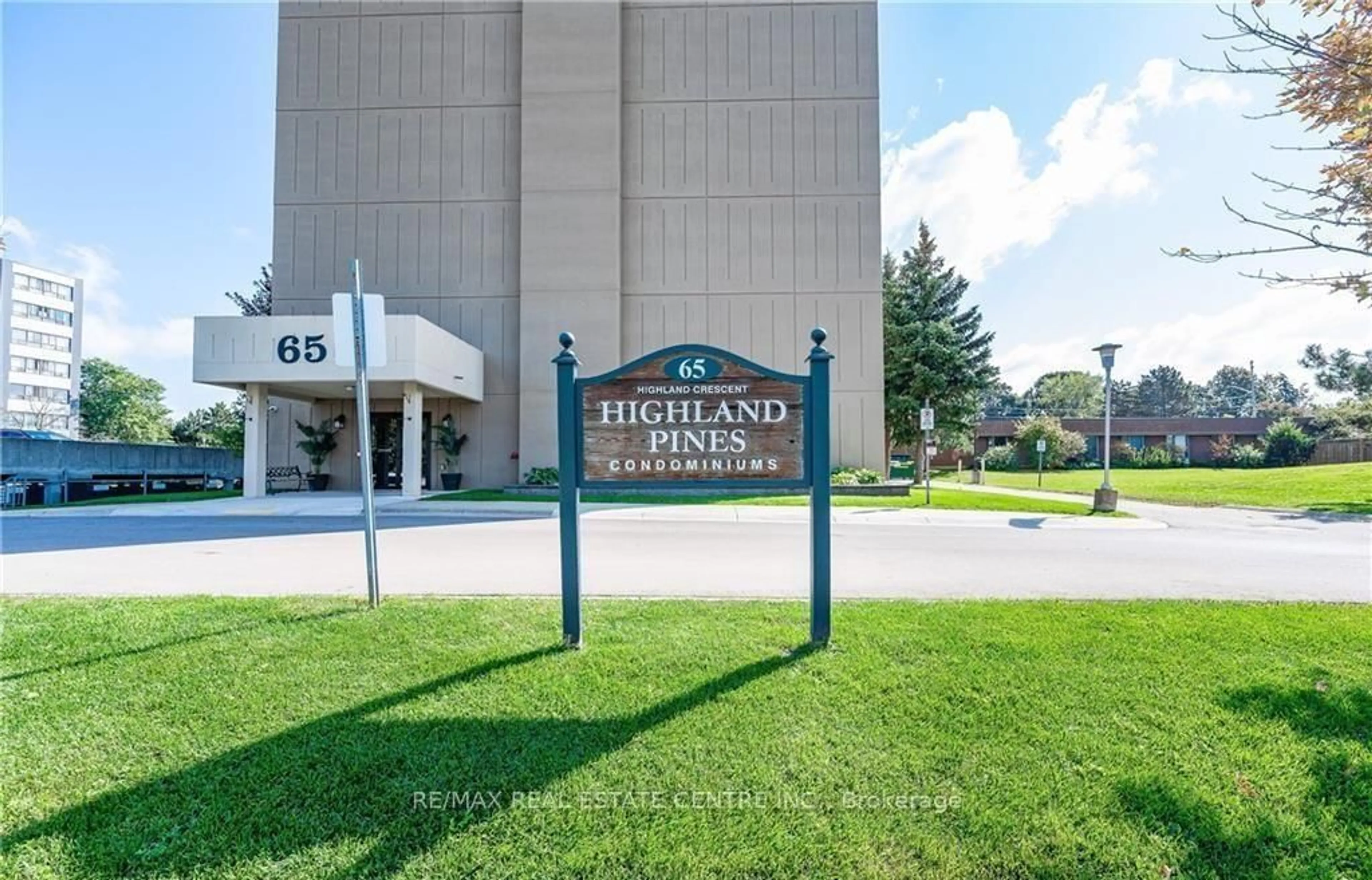 Indoor foyer for 65 Highland Cres #804, Kitchener Ontario N2M 5M8