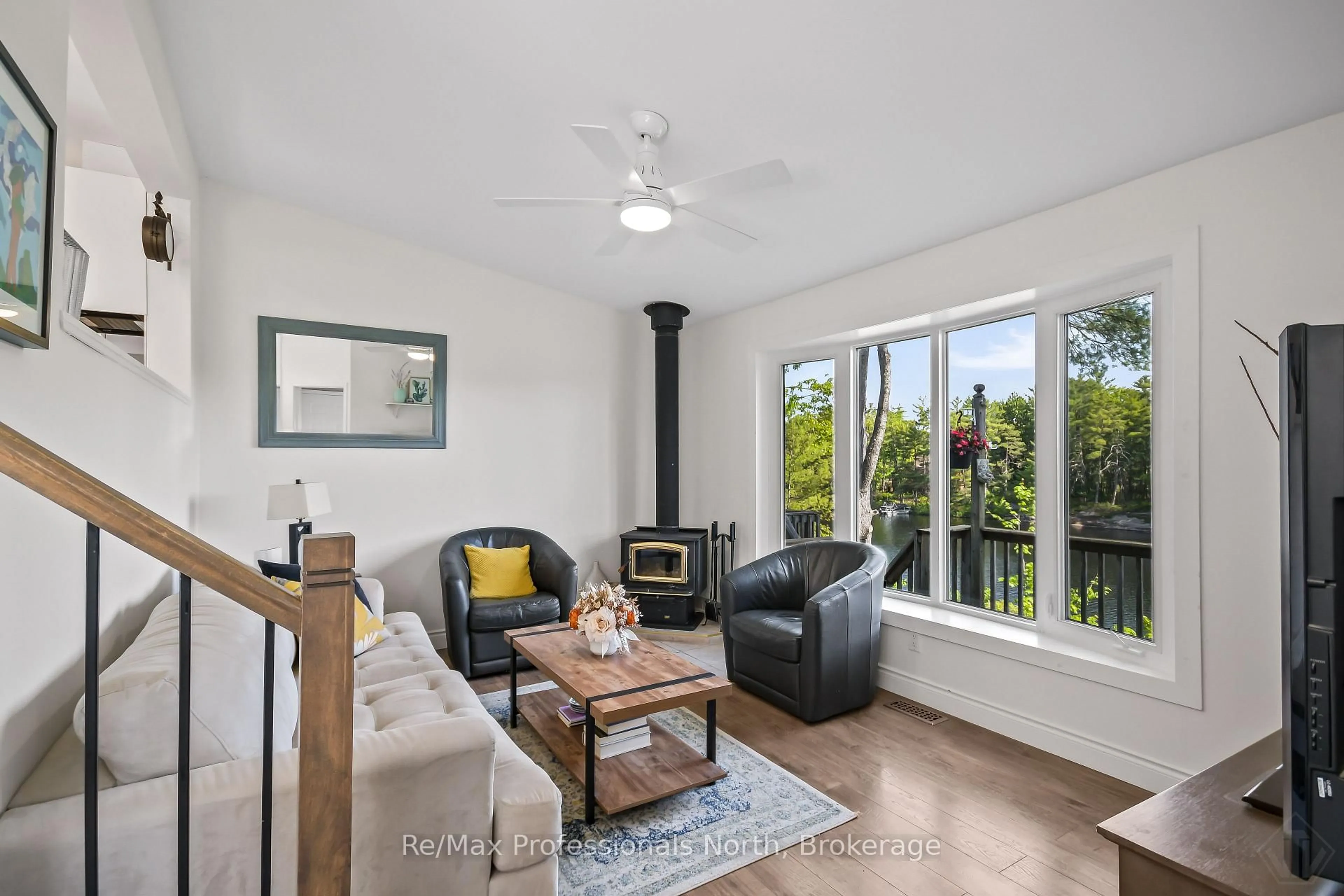 Living room with furniture, unknown for 5 Pinetree Rd, Gravenhurst Ontario P1P 0E2