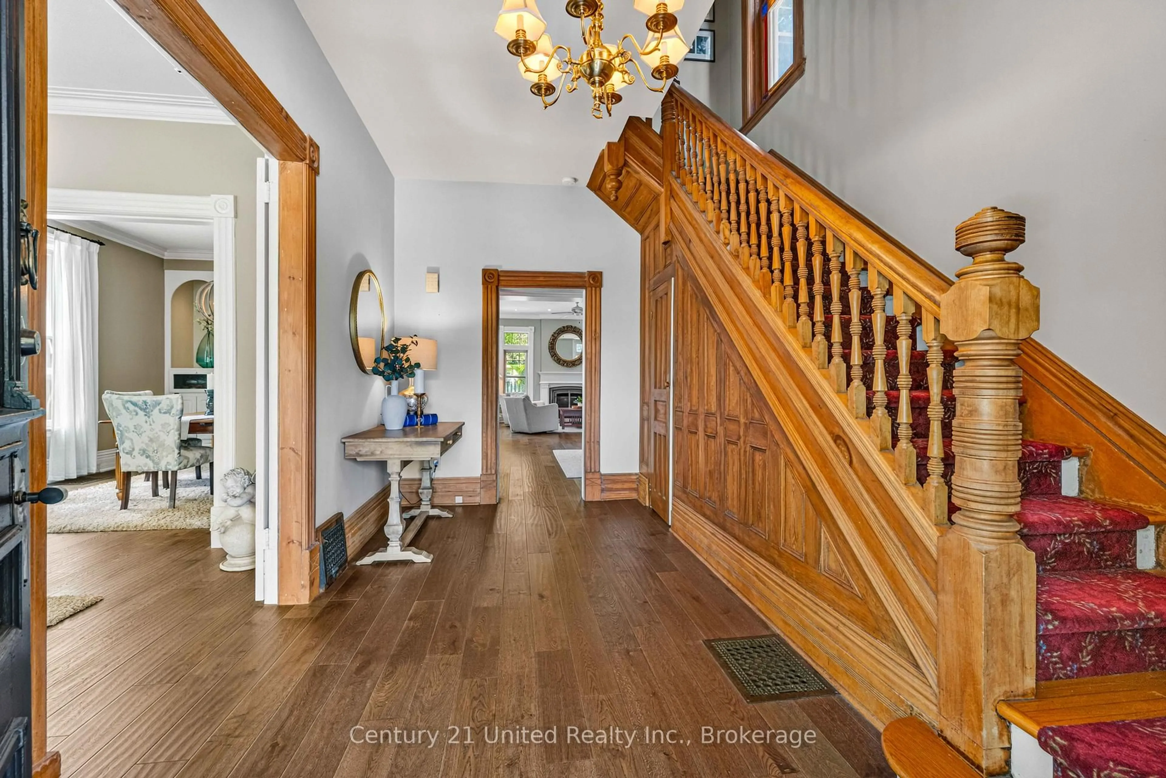 Indoor foyer for 186 Aberdeen Ave, Peterborough Ontario K9H 4W8