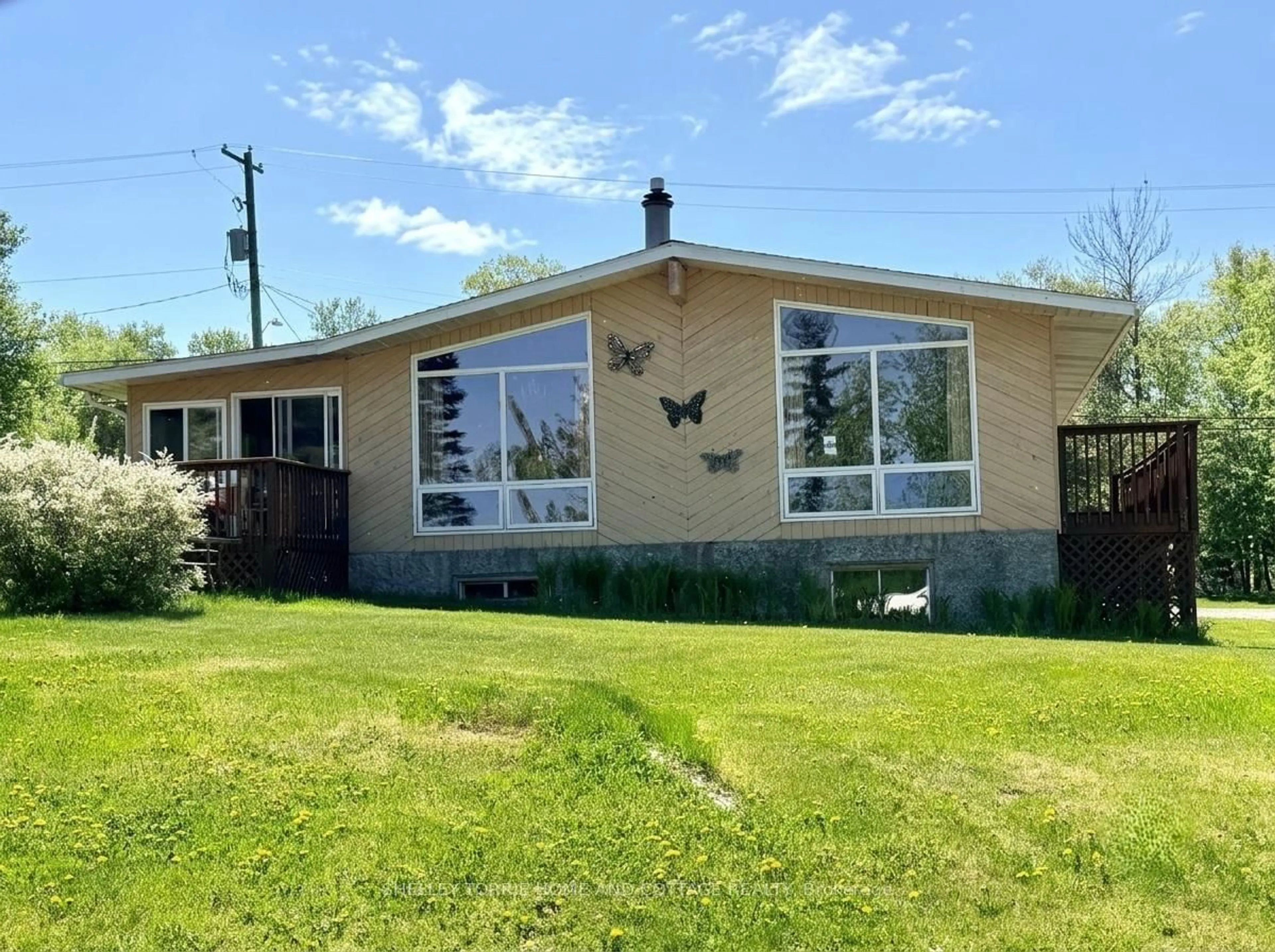 Home with vinyl exterior material, unknown for 1402 Ottawa Street, Kenora Ontario P0X 1C0