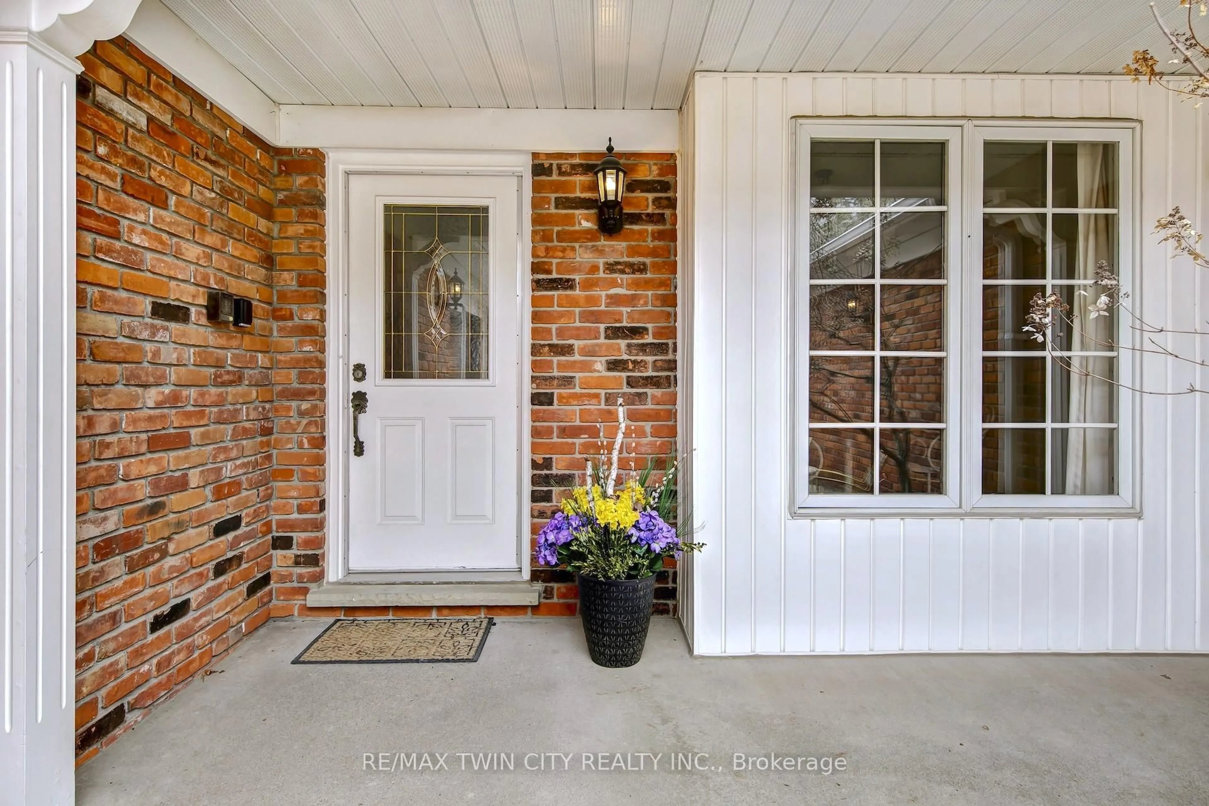 Indoor entryway for 700 GLASGOW St, Kitchener Ontario N2M 2N8