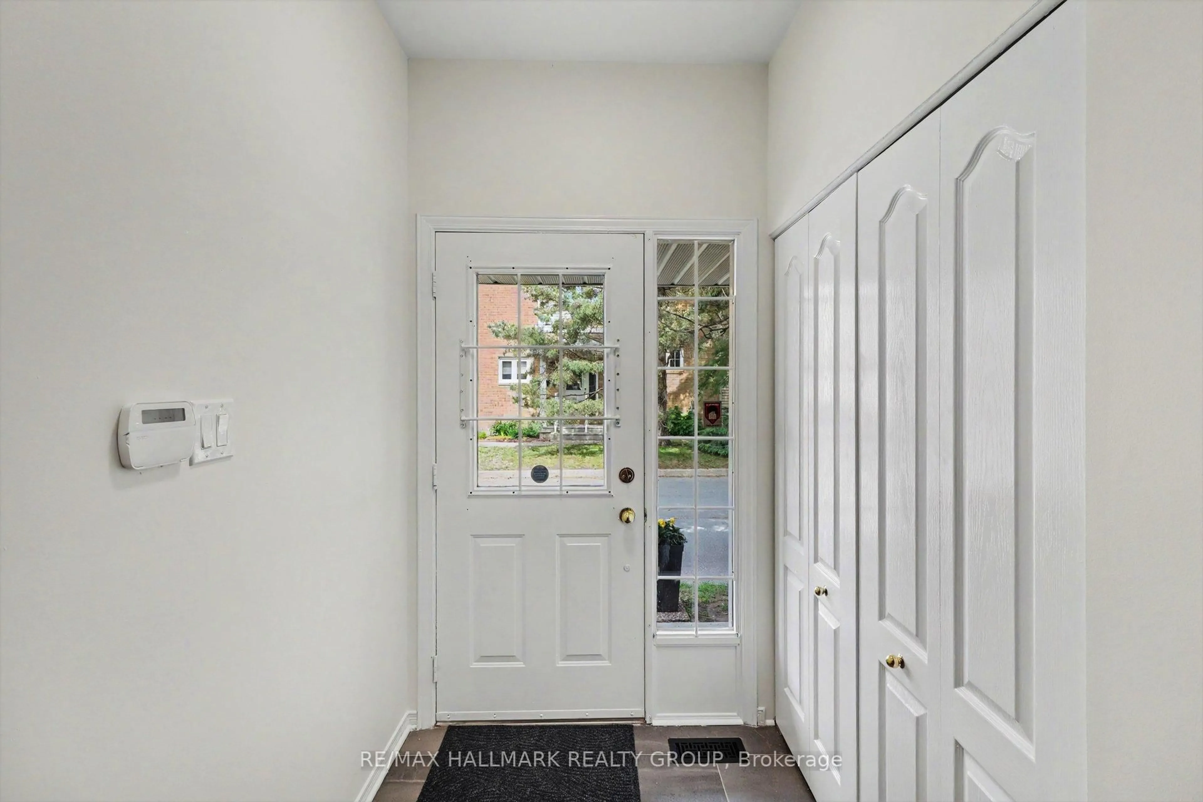 Indoor entryway for 27 Sandcliffe Terr, Ottawa Ontario K2G 5Y2
