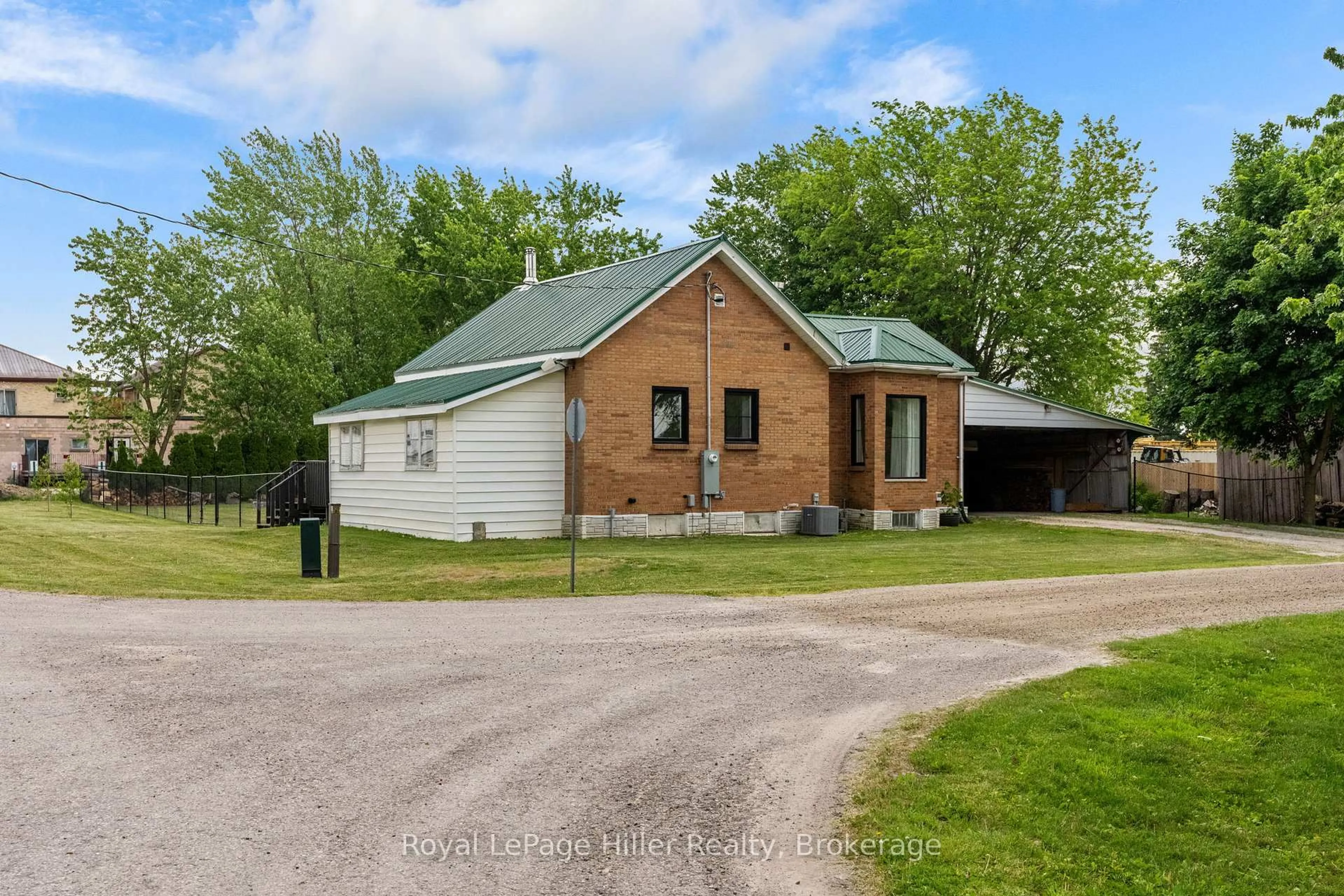 A pic from outside/outdoor area/front of a property/back of a property/a pic from drone, building for 125 Portland St, South Huron Ontario N0M 1K0