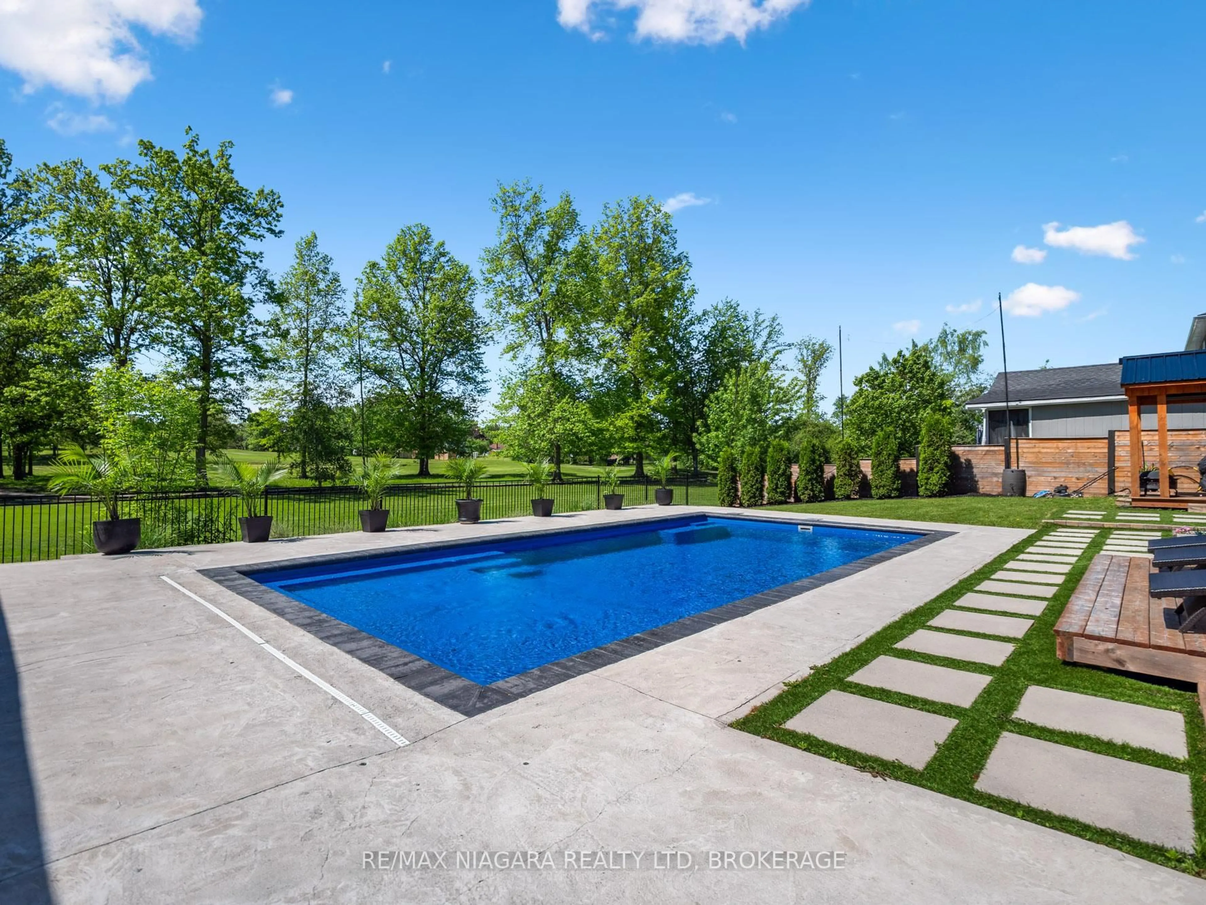 Pool for 1623 Bertie St, Fort Erie Ontario L2A 5M4