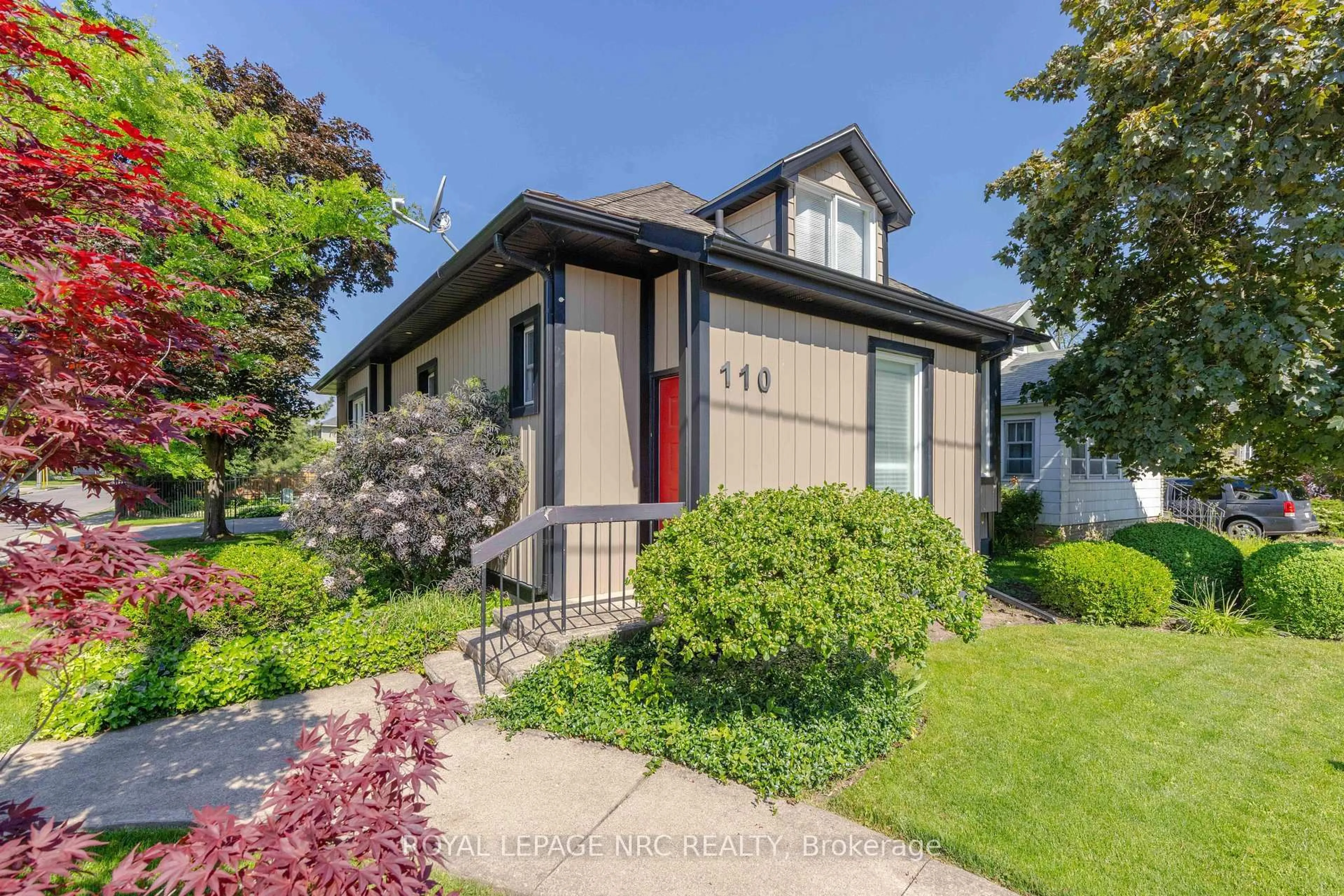 Home with vinyl exterior material, street for 110 Highland Ave, St. Catharines Ontario L2R 4J2