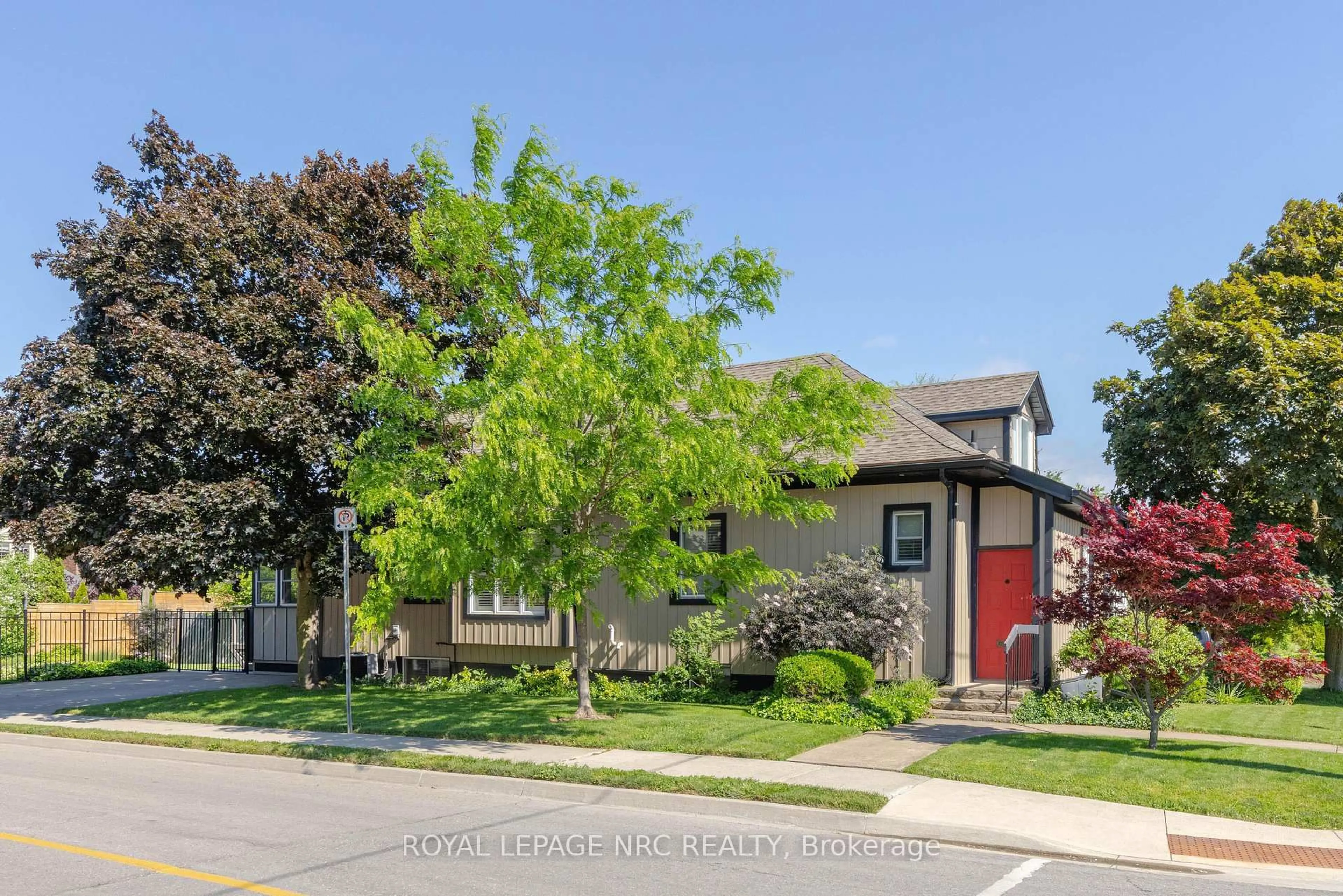 Home with brick exterior material, street for 110 Highland Ave, St. Catharines Ontario L2R 4J2