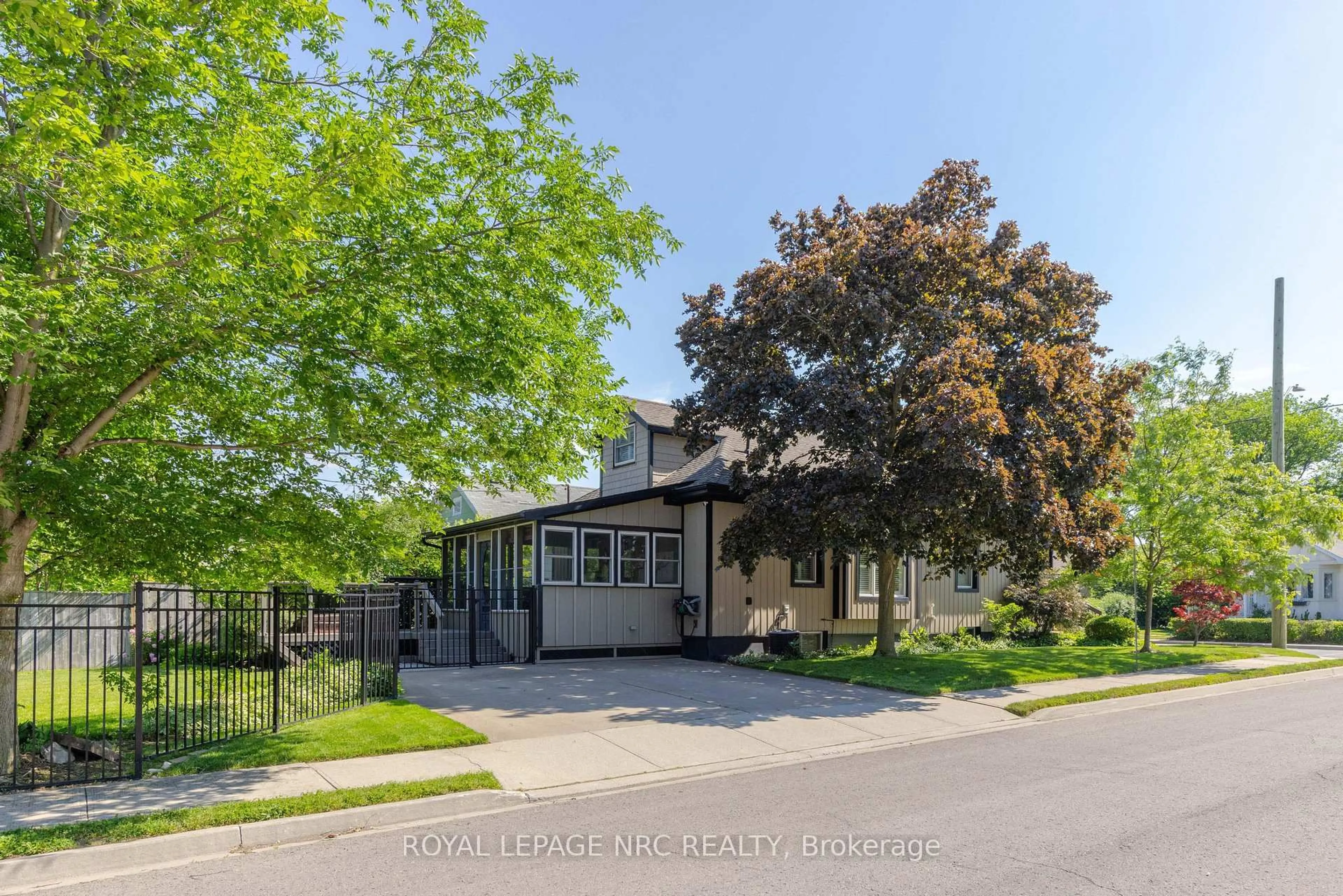 A pic from outside/outdoor area/front of a property/back of a property/a pic from drone, street for 110 Highland Ave, St. Catharines Ontario L2R 4J2