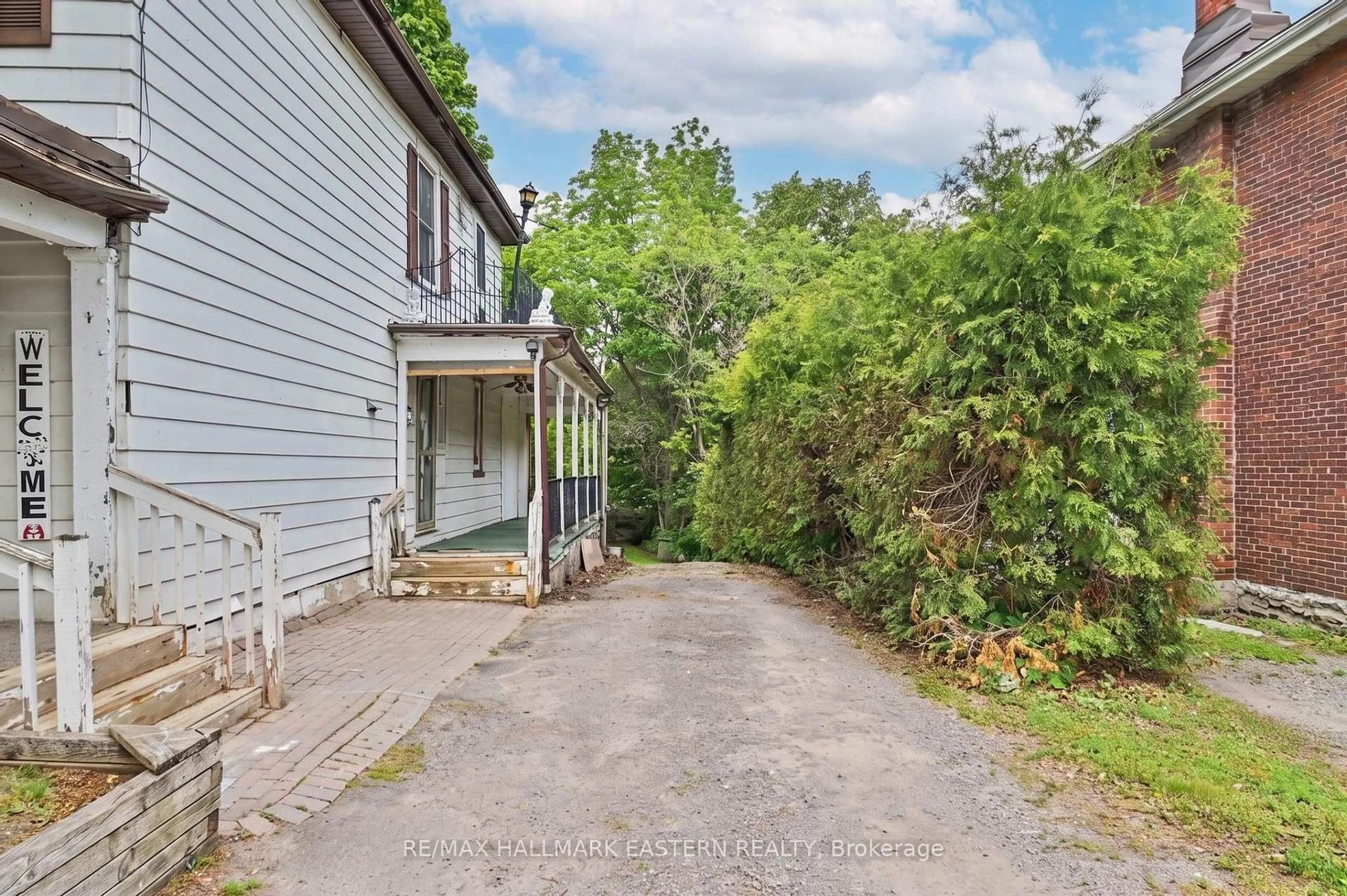 A pic from outside/outdoor area/front of a property/back of a property/a pic from drone, street for 16 Holloway St, Belleville Ontario K8P 1N6