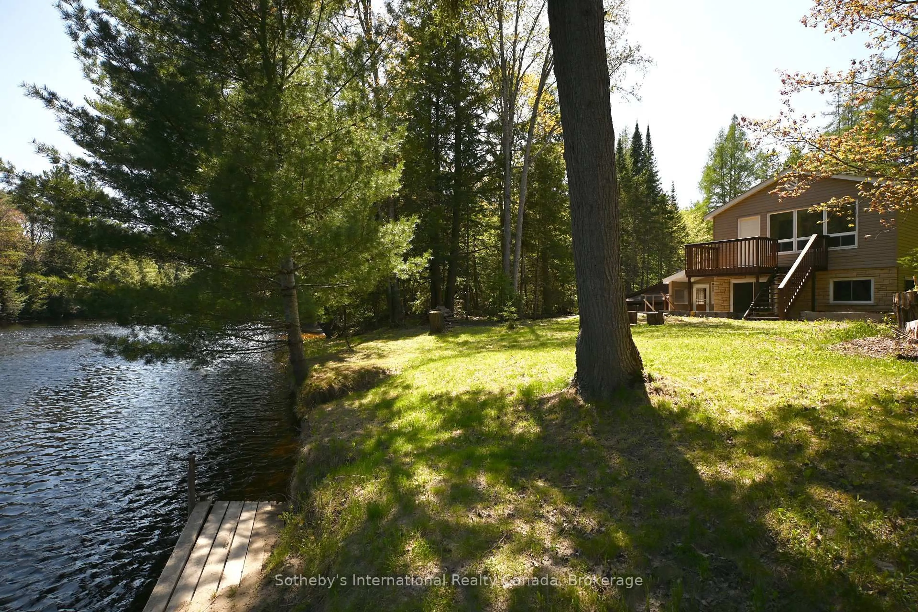 A pic from outside/outdoor area/front of a property/back of a property/a pic from drone, water/lake/river/ocean view for 1072 Holiday Park Dr, Bracebridge Ontario P1L 1W9