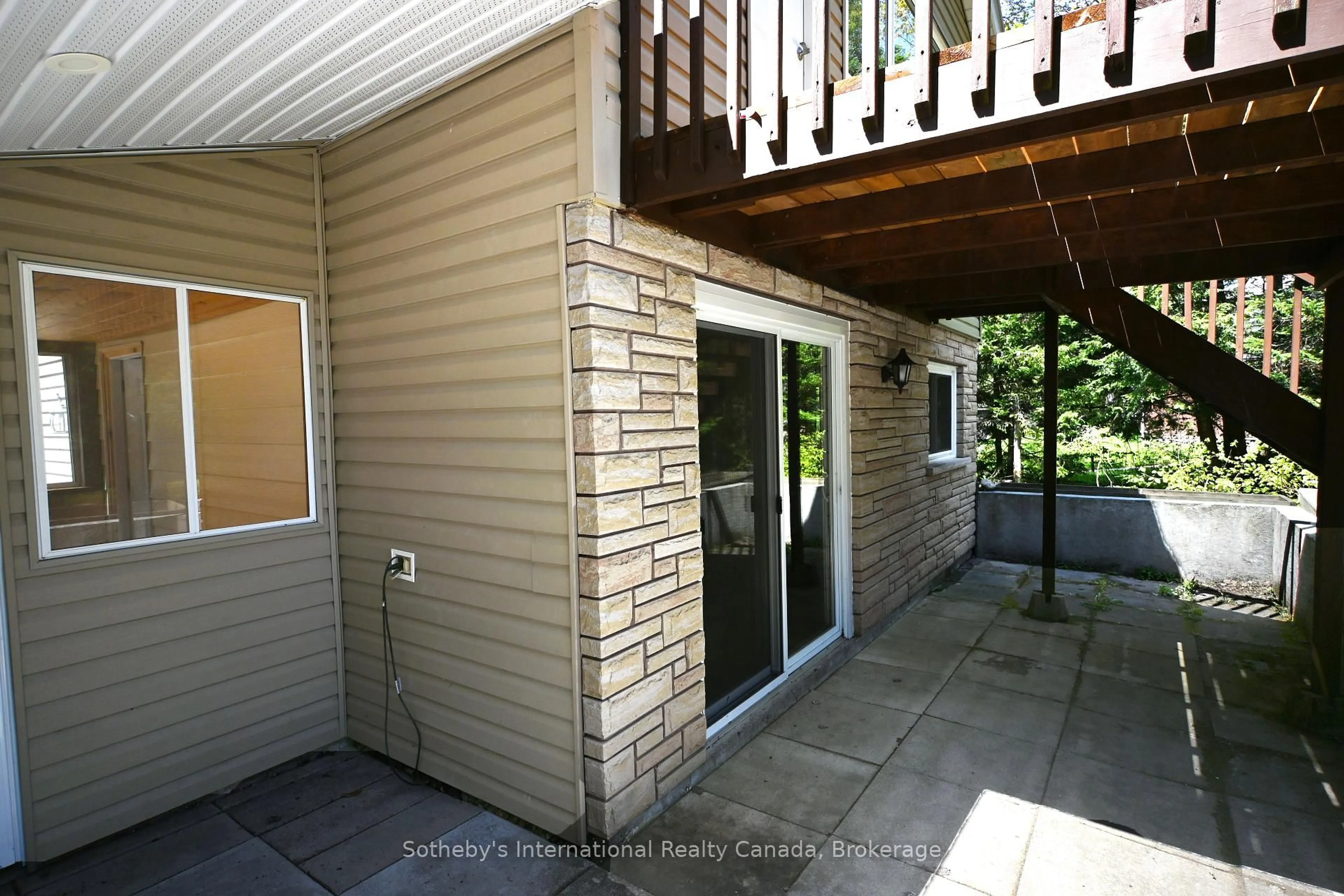 Patio, unknown for 1072 Holiday Park Dr, Bracebridge Ontario P1L 1W9