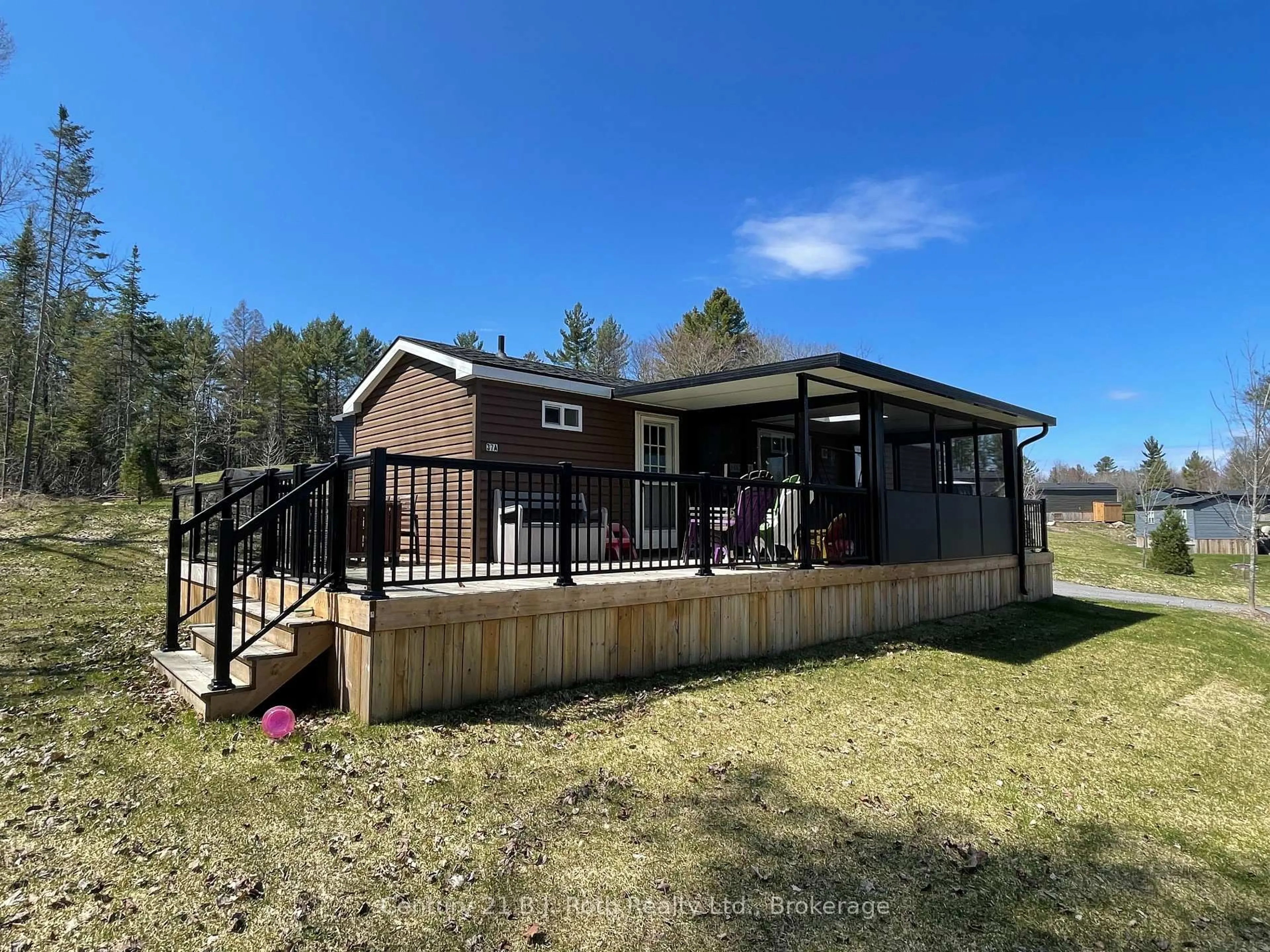 A pic from outside/outdoor area/front of a property/back of a property/a pic from drone, water/lake/river/ocean view for 1047 BONNIE LAKE CAMP Rd #70 Lulworth Court, Bracebridge Ontario P1L 1Y9