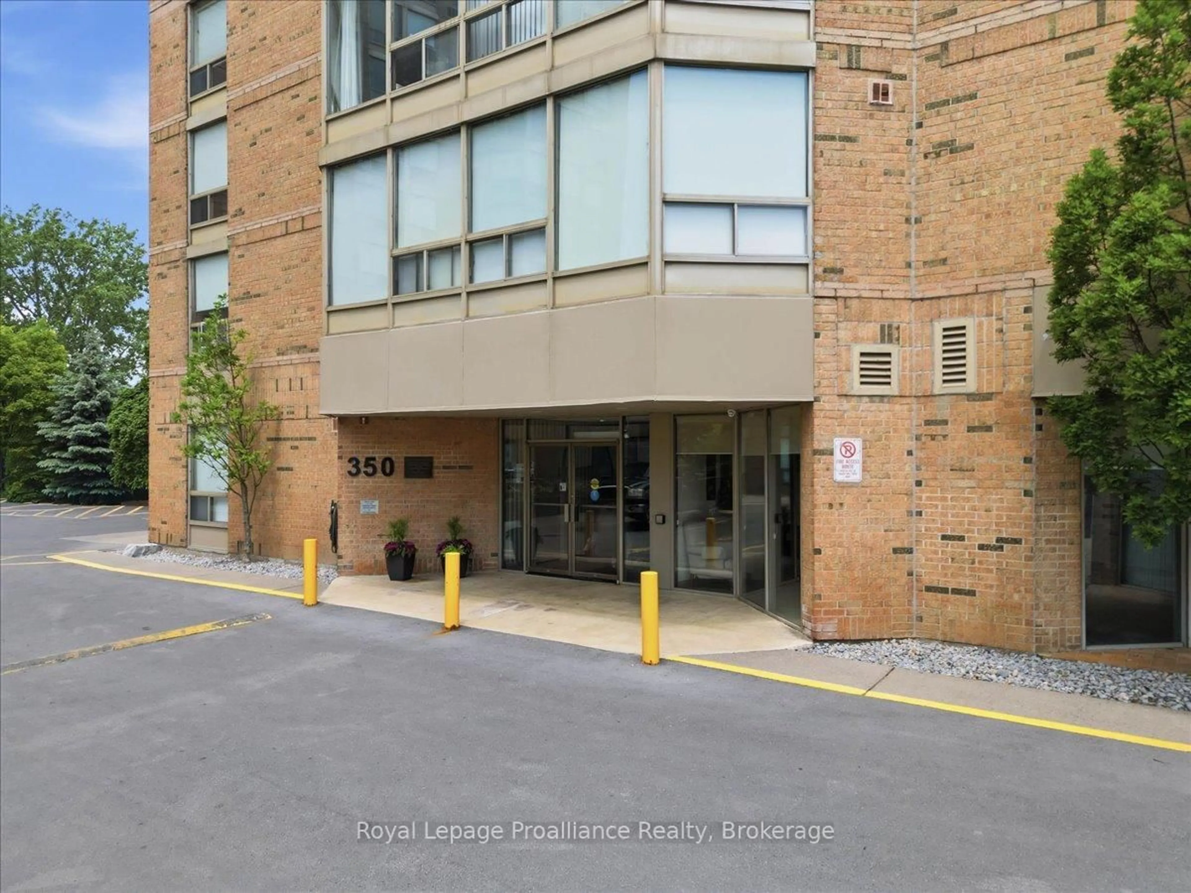 Indoor foyer for 350 Front St #504, Belleville Ontario K8N 5M5