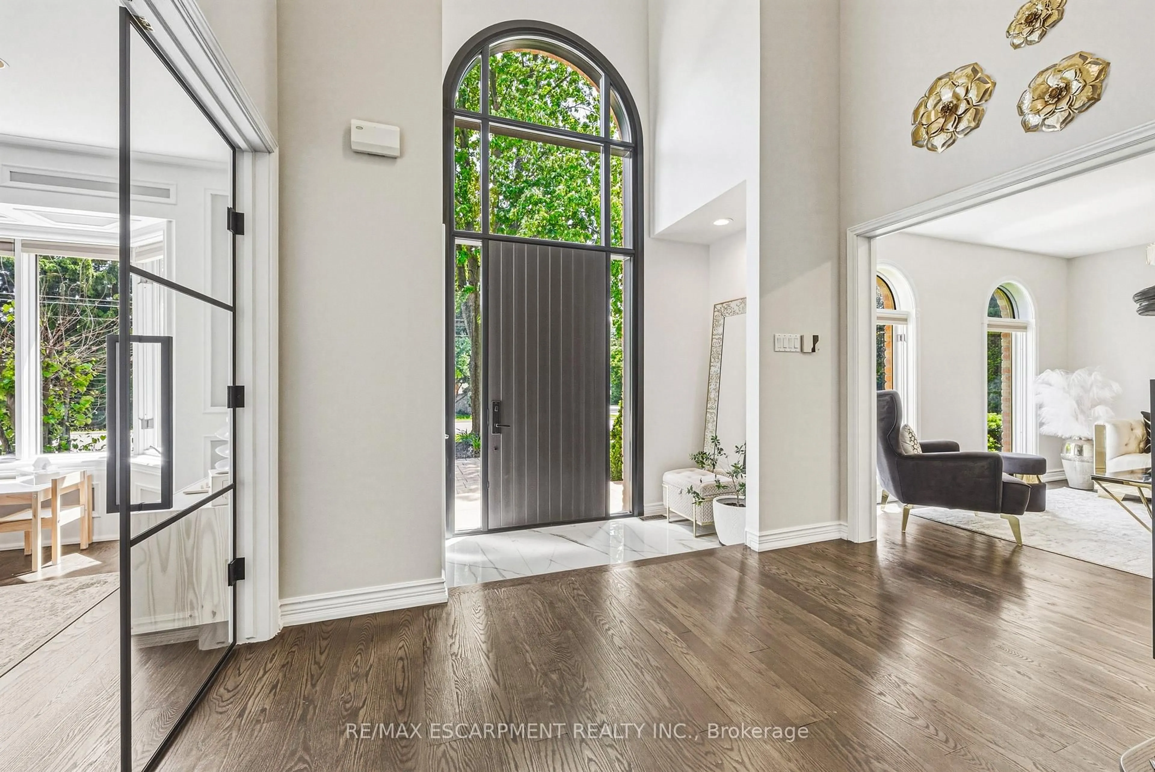 Indoor entryway for 399 Golf Links Rd, Hamilton Ontario L9G 4G6