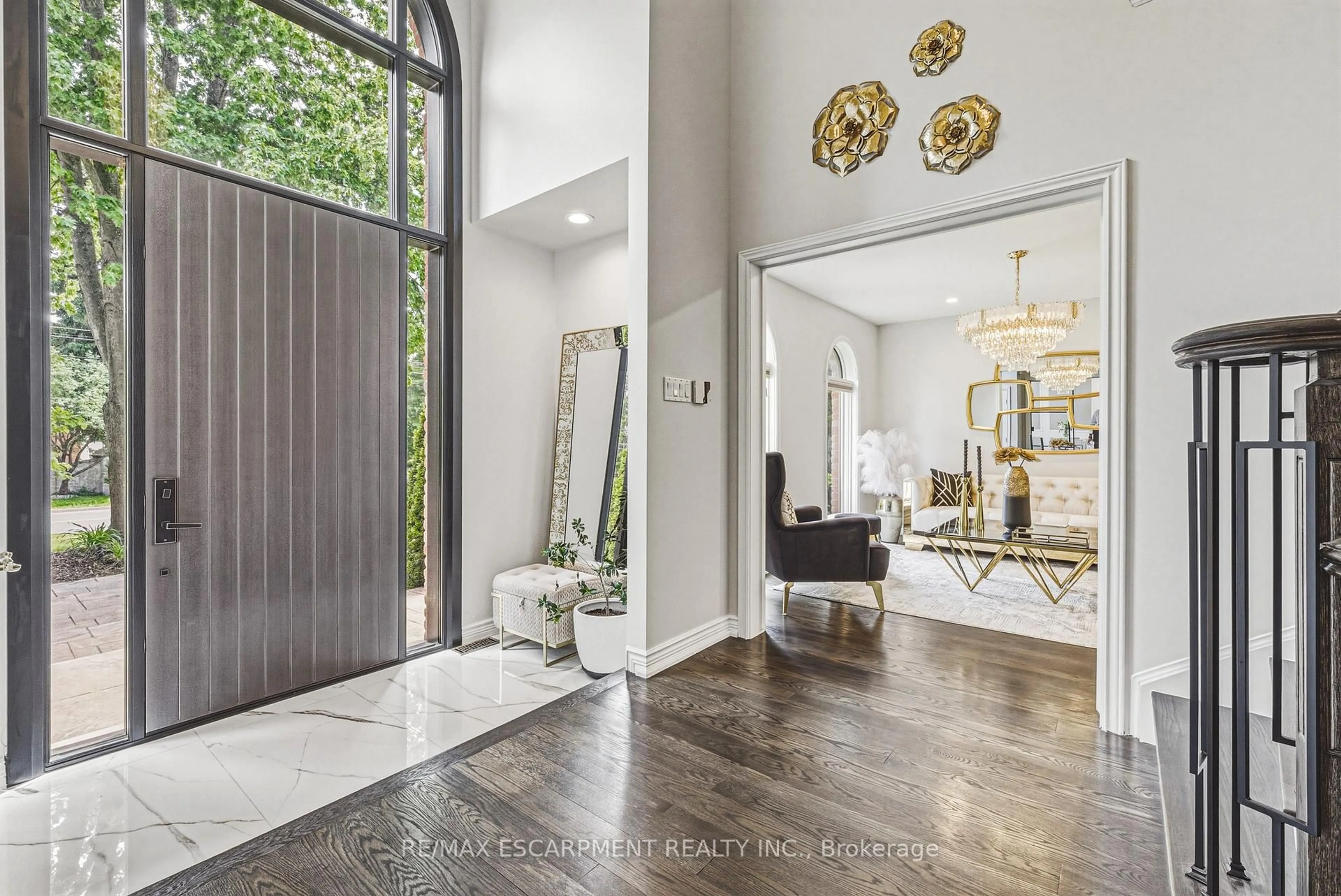 Indoor entryway for 399 Golf Links Rd, Hamilton Ontario L9G 4G6