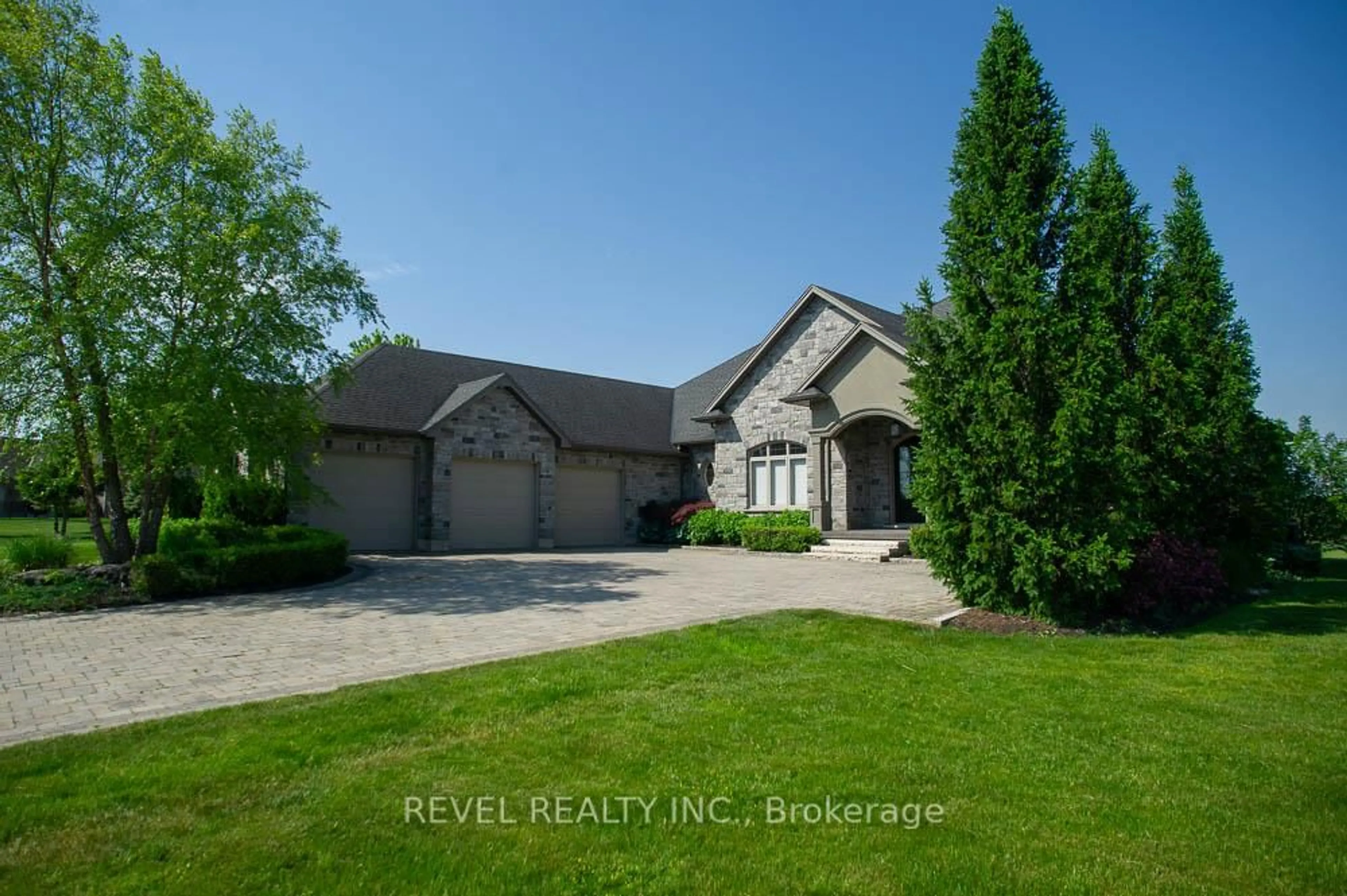 A pic from outside/outdoor area/front of a property/back of a property/a pic from drone, unknown for 29 Westlake Blvd, Brantford Ontario N3T 0E1