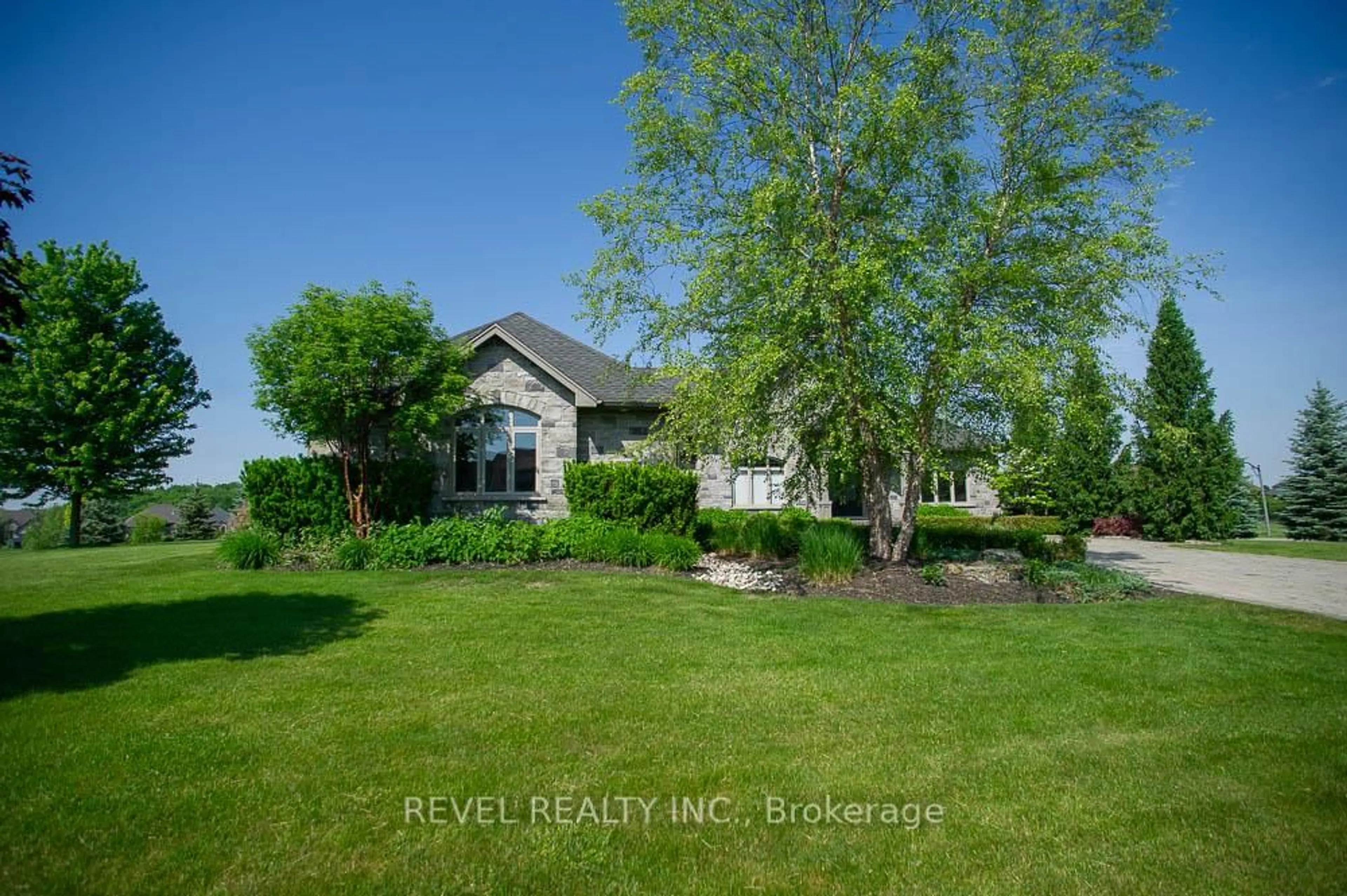 A pic from outside/outdoor area/front of a property/back of a property/a pic from drone, water/lake/river/ocean view for 29 Westlake Blvd, Brantford Ontario N3T 0E1